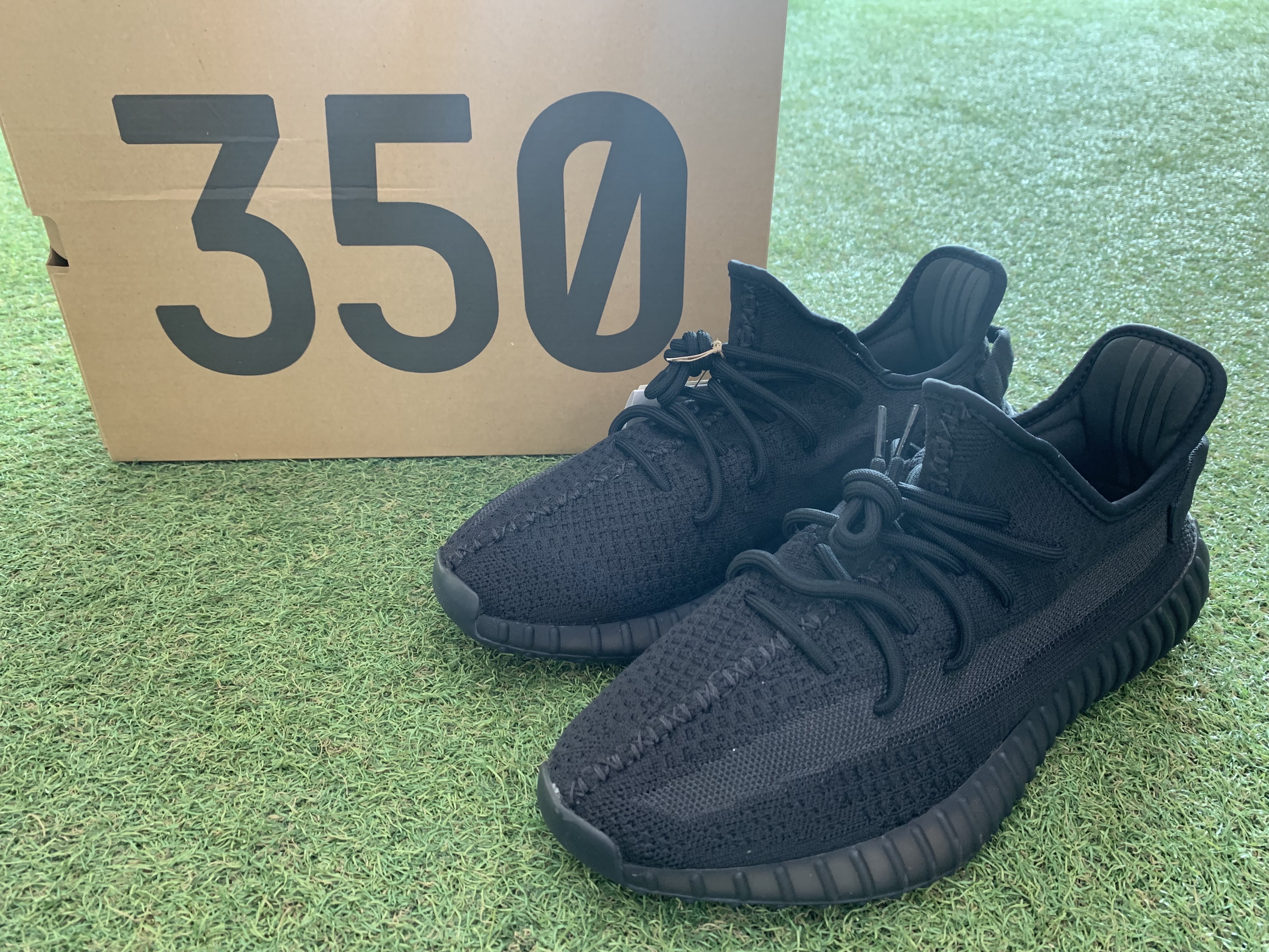 Adidas Yeezy Boost 350 V2 Onyx 착용 스타일 - 1