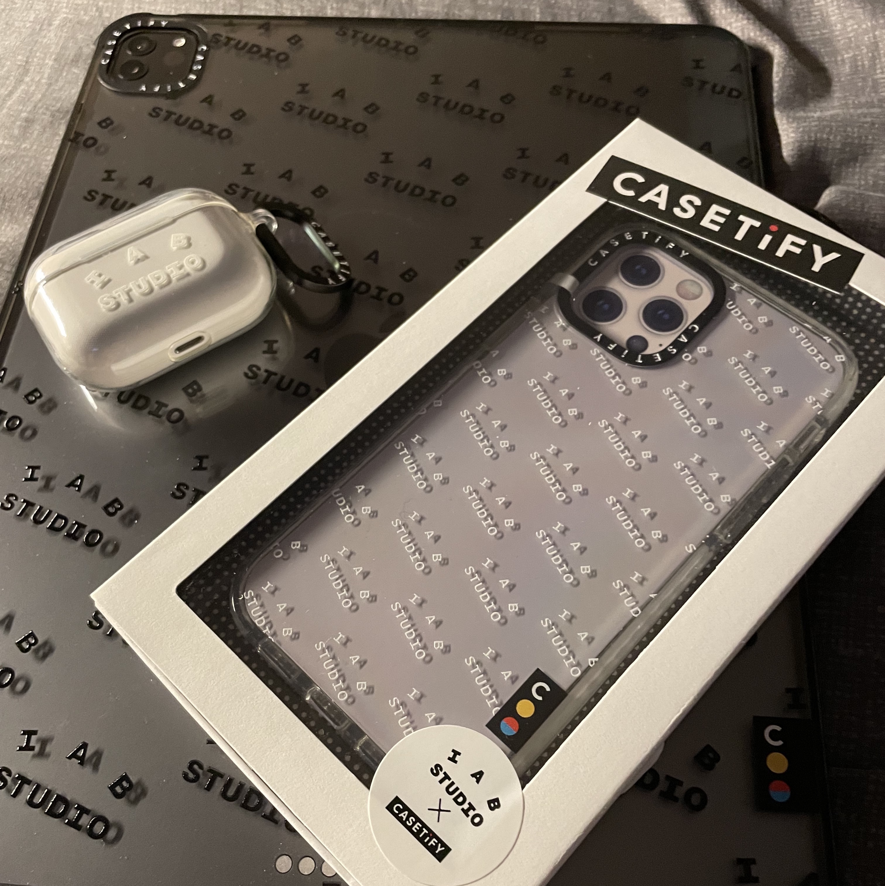Casetify x IAB Studio Single White Logo AirPods Pro Case Clear, Casetify x IAB Studio iPad Single Monogram Black Logo Case Clear 착용 스타일