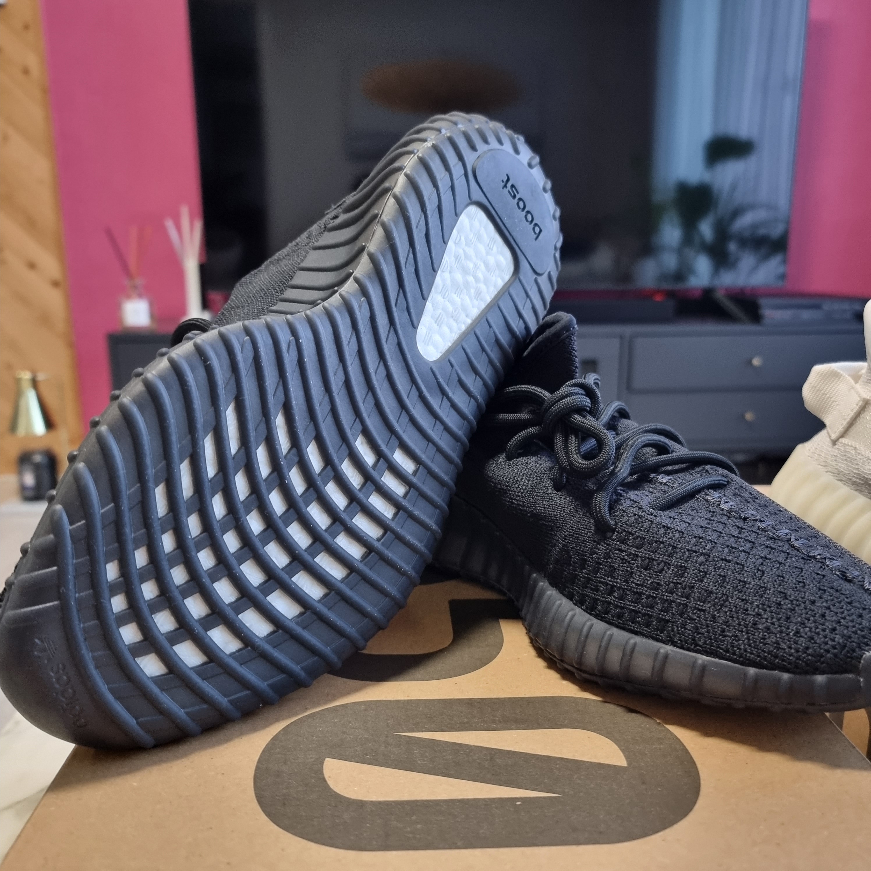 Adidas Yeezy Boost 350 V2 Onyx 착용 스타일 - 3