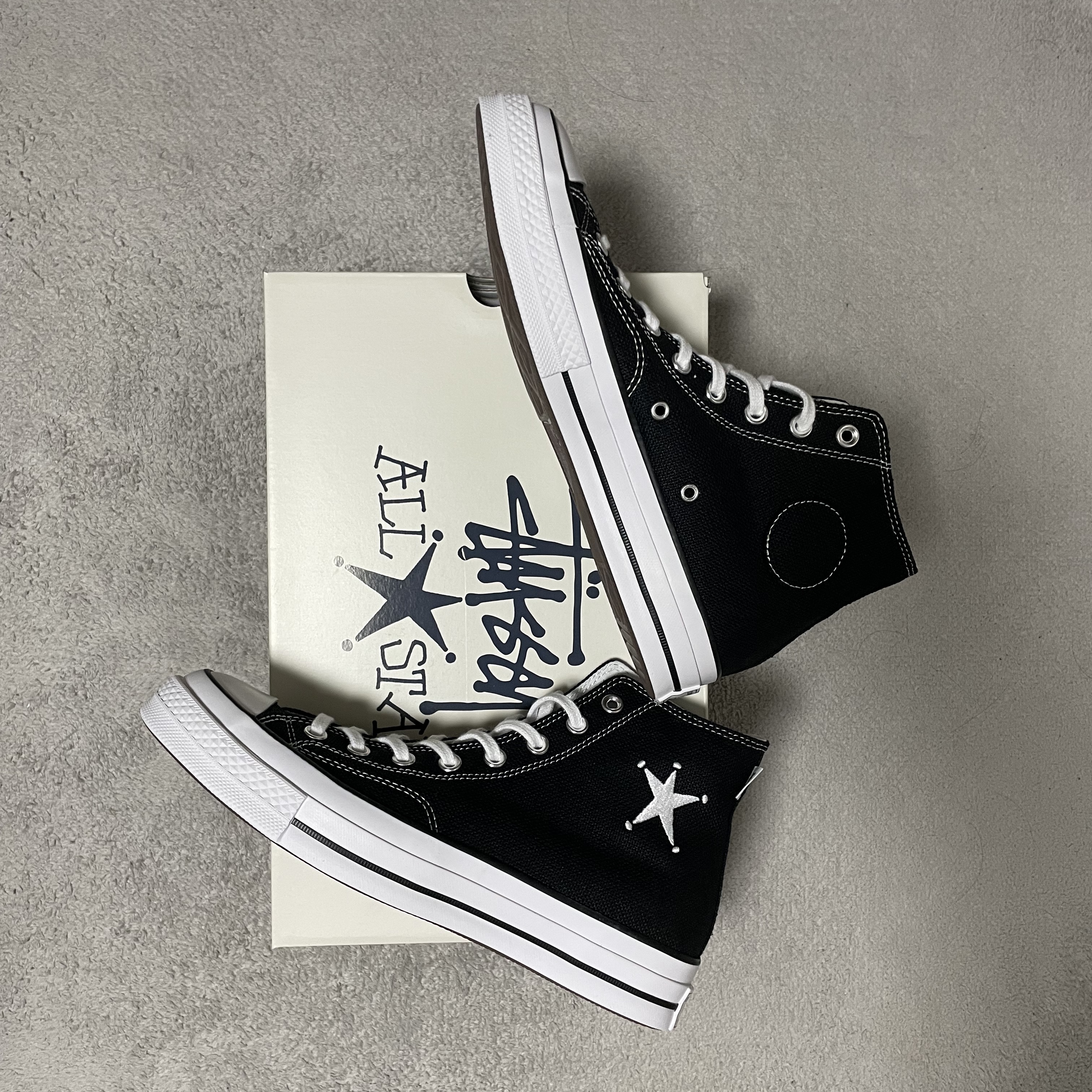 Converse x Stussy Chuck 70 High Black 착용 스타일 - 2