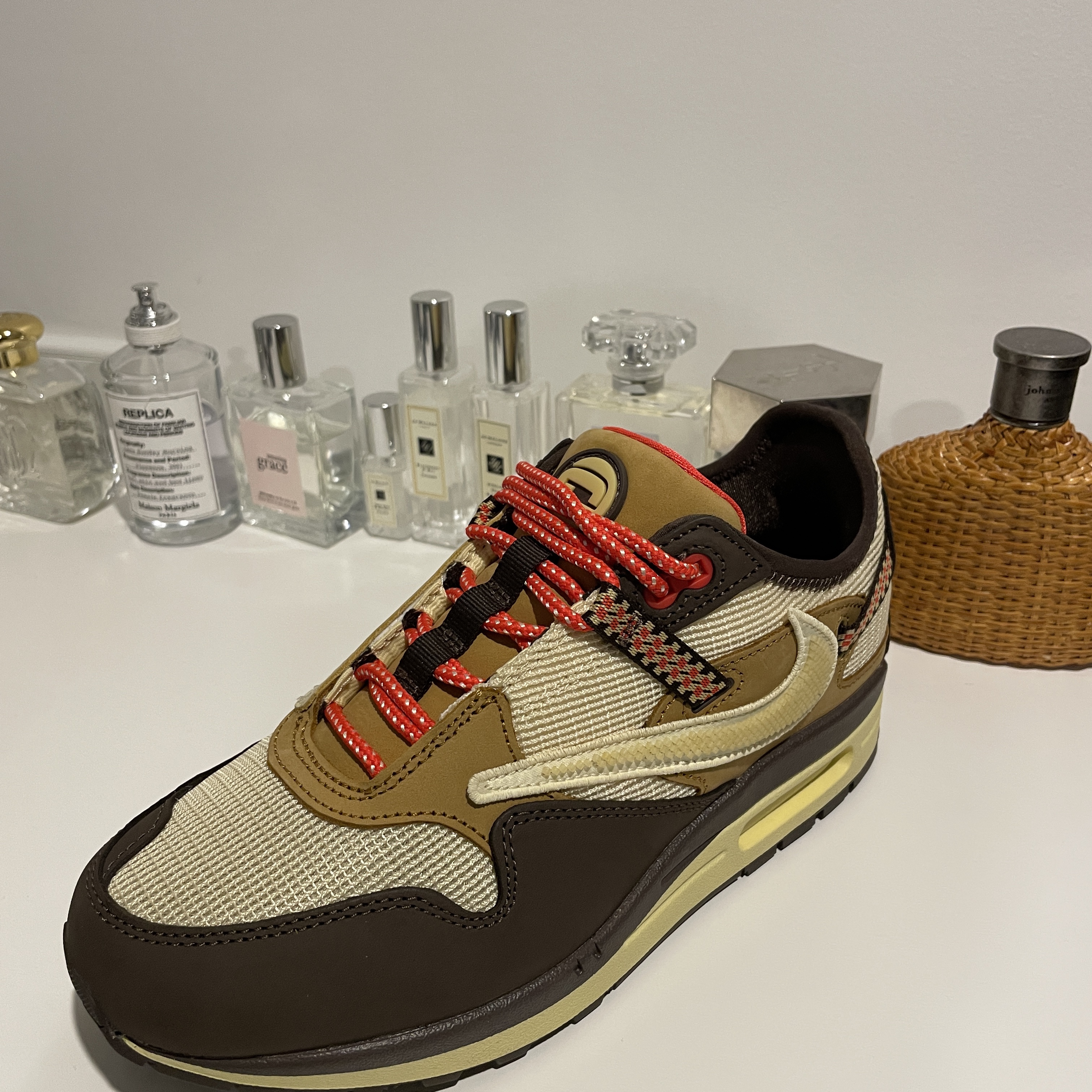 Nike x Travis Scott Air Max 1 Cact.us Brown 착용 스타일 - 2