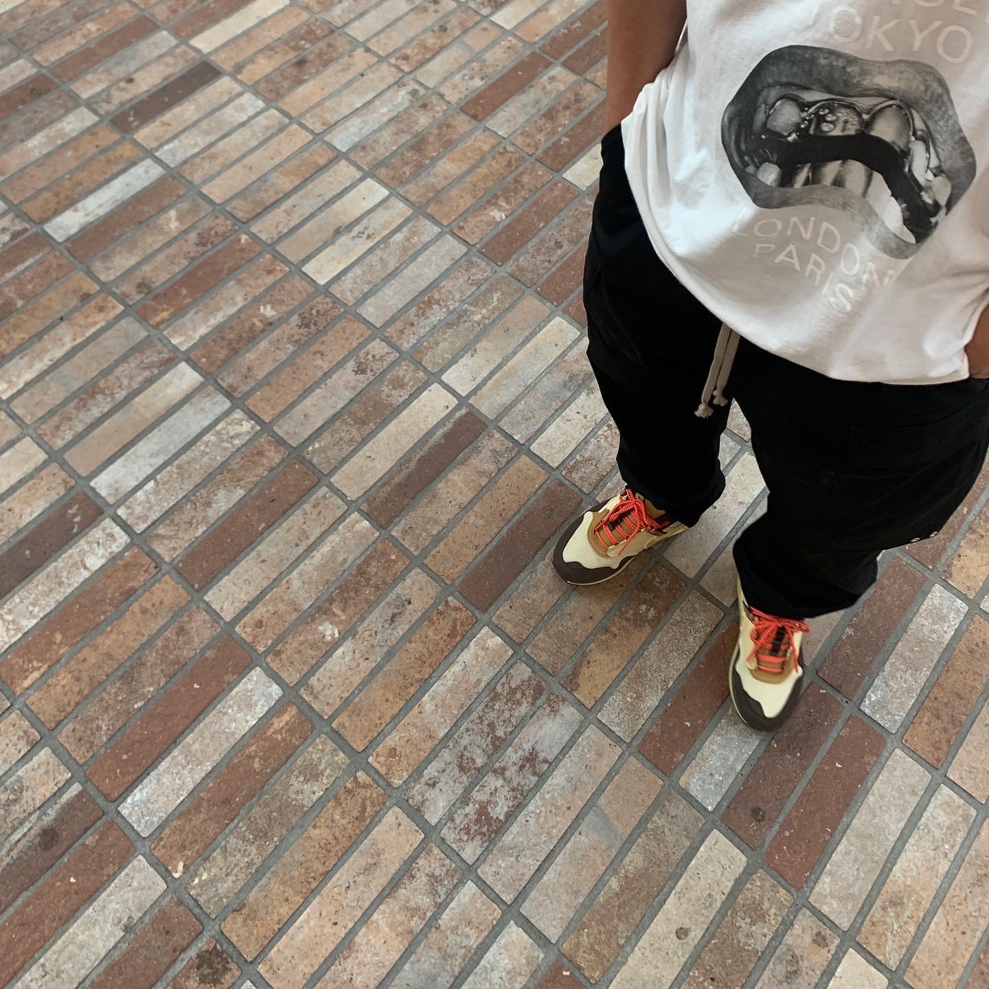 Stussy x Rick Owens 40 WT T-Shirt, Nike x Travis Scott Air Max 1 Cact.us Brown 착용 스타일 - 3
