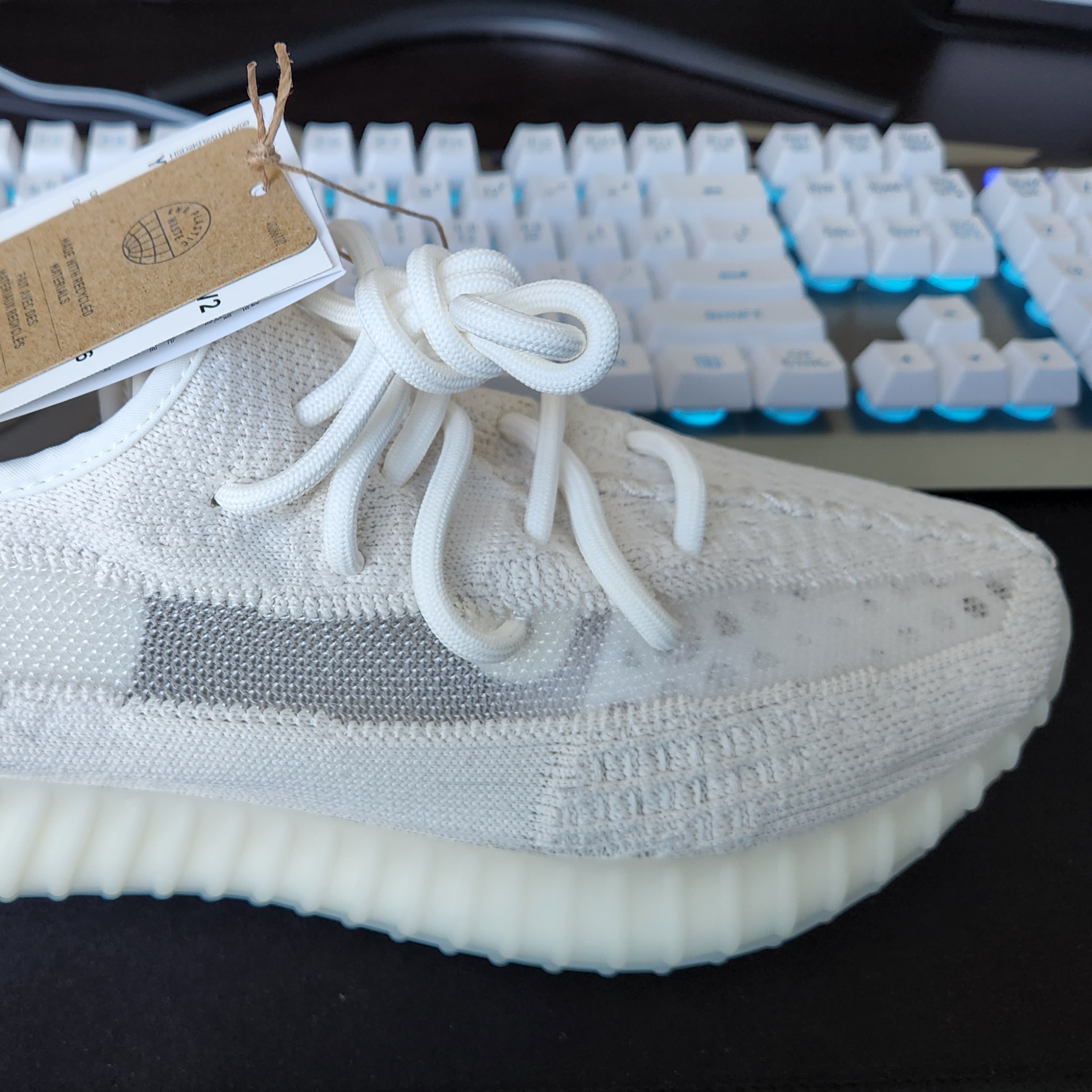 Adidas Yeezy Boost 350 V2 Bone 착용 스타일