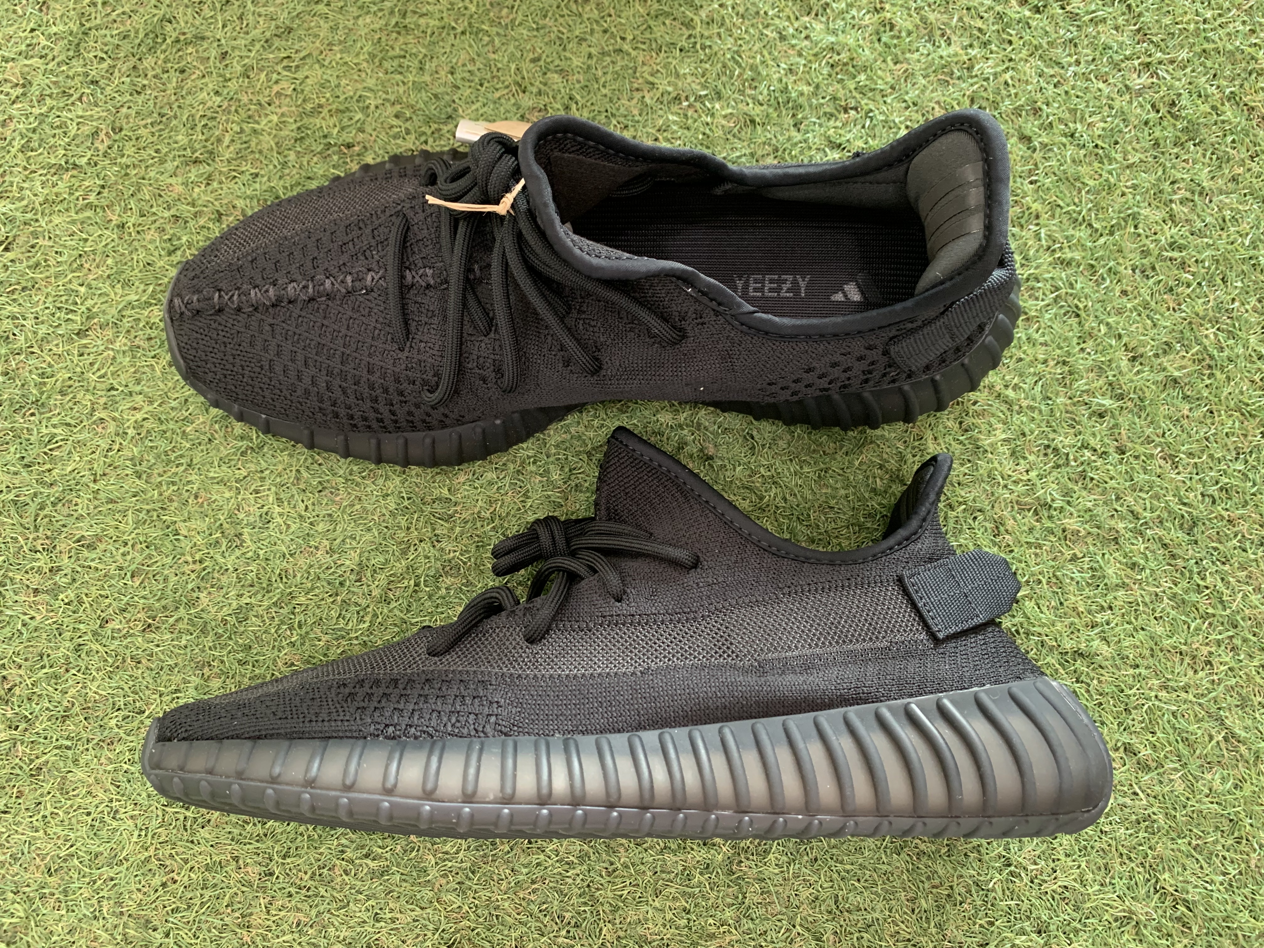 Adidas Yeezy Boost 350 V2 Onyx 착용 스타일 - 2