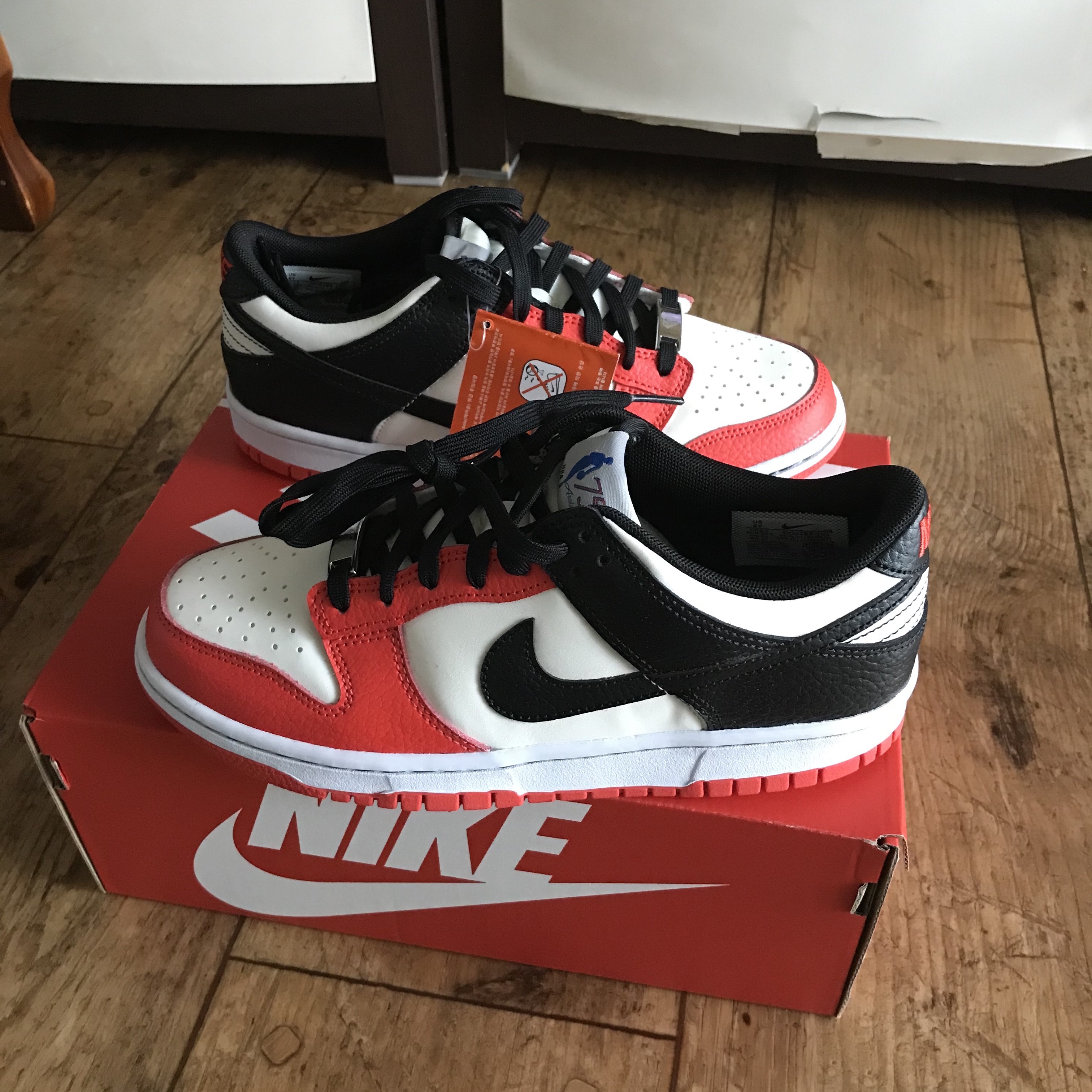 (GS) Nike x NBA Dunk Low Black and Chile Red 착용 스타일