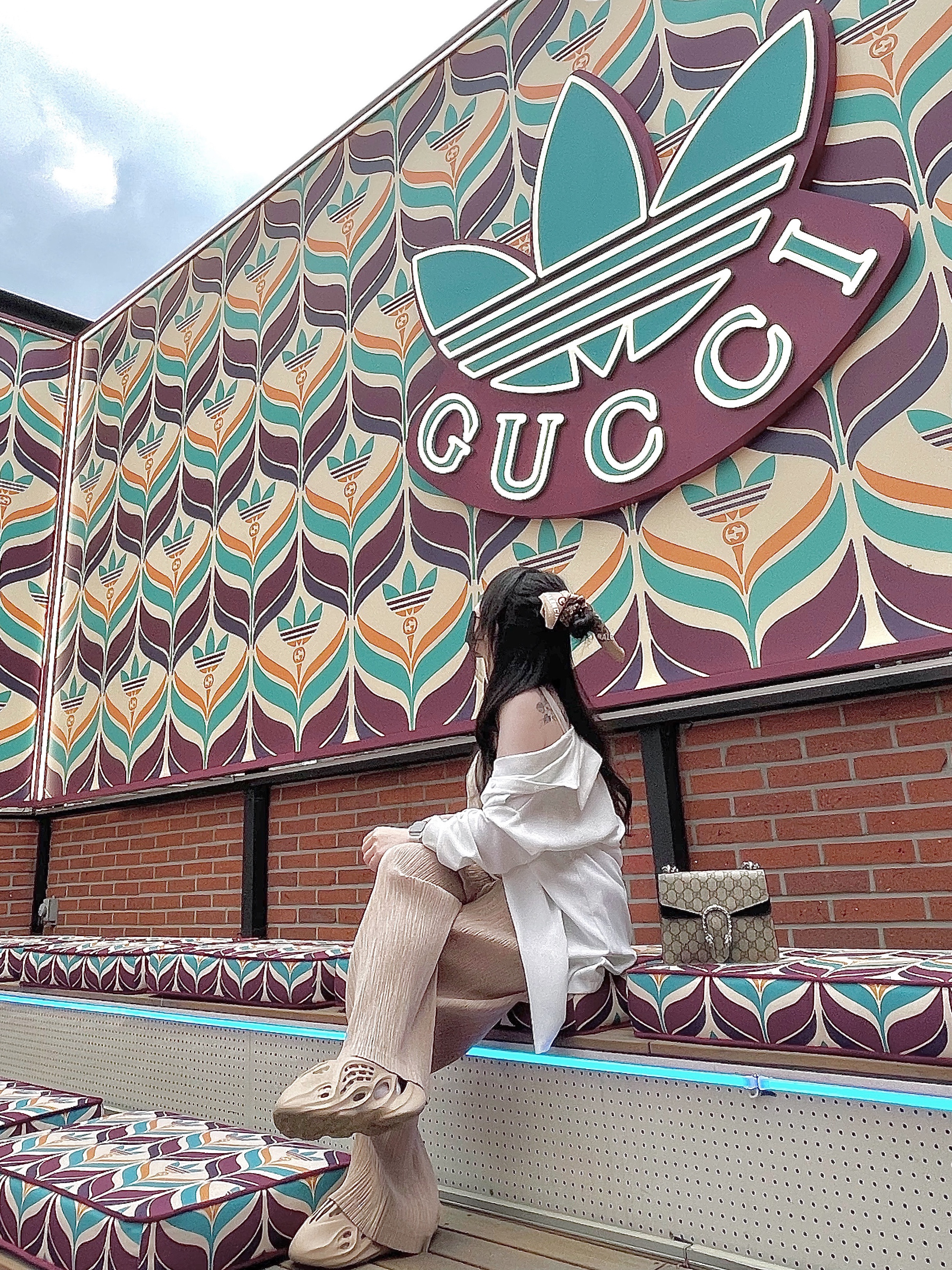 Gucci Dionysus GG Supreme Mini Bag Beige Ebony Black, Adidas Yeezy Foam RNNR Ochre 착용 스타일