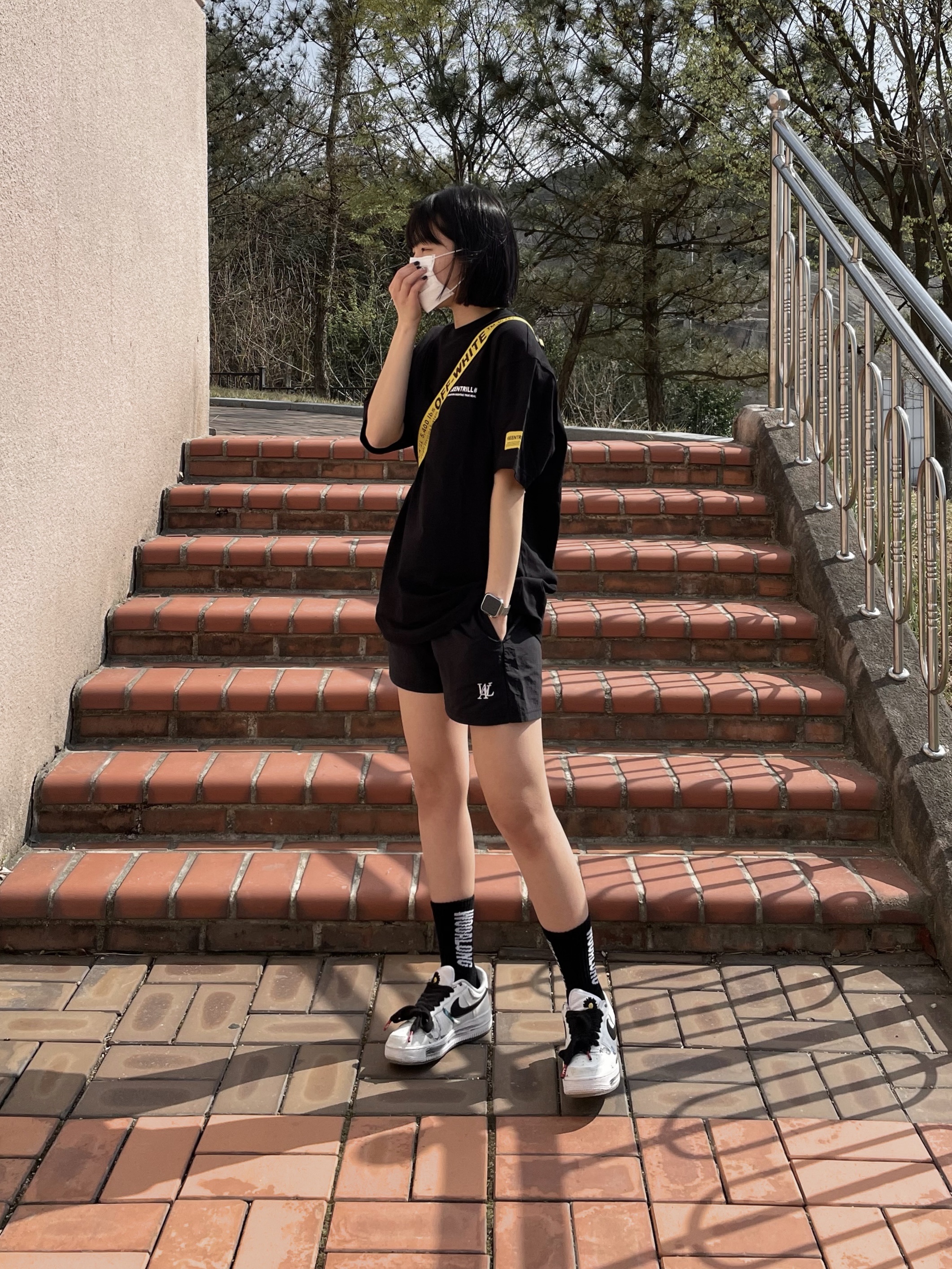 Nike x Peaceminusone Air Force 1 Low Para-Noise 2.0, Off-White OW Logo Nylon Crossbody Bag Black 착용 스타일 - 1