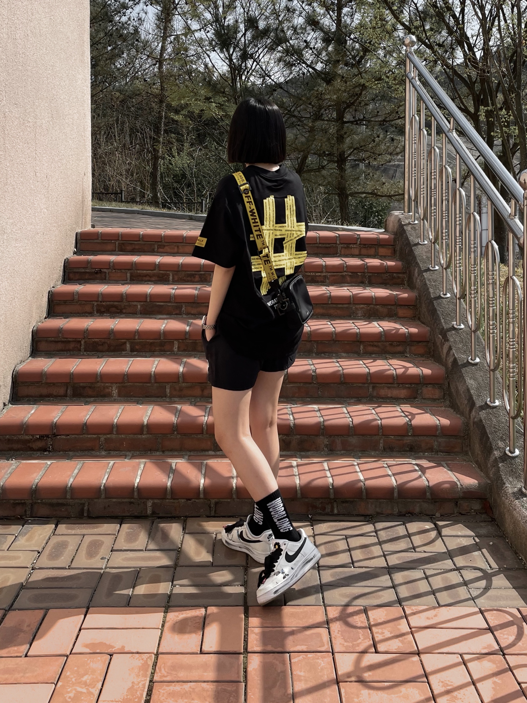Nike x Peaceminusone Air Force 1 Low Para-Noise 2.0, Off-White OW Logo Nylon Crossbody Bag Black 착용 스타일 - 2