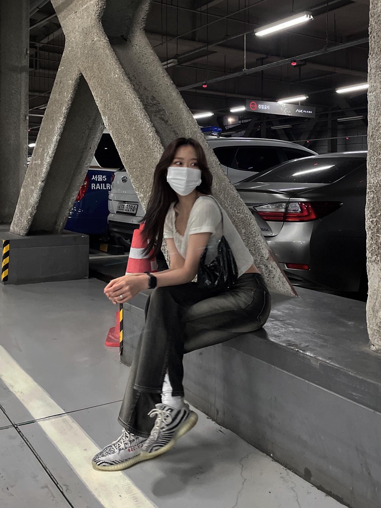 Adidas Yeezy Boost 350 V2 Zebra 2022/2023 착용 스타일 - 2