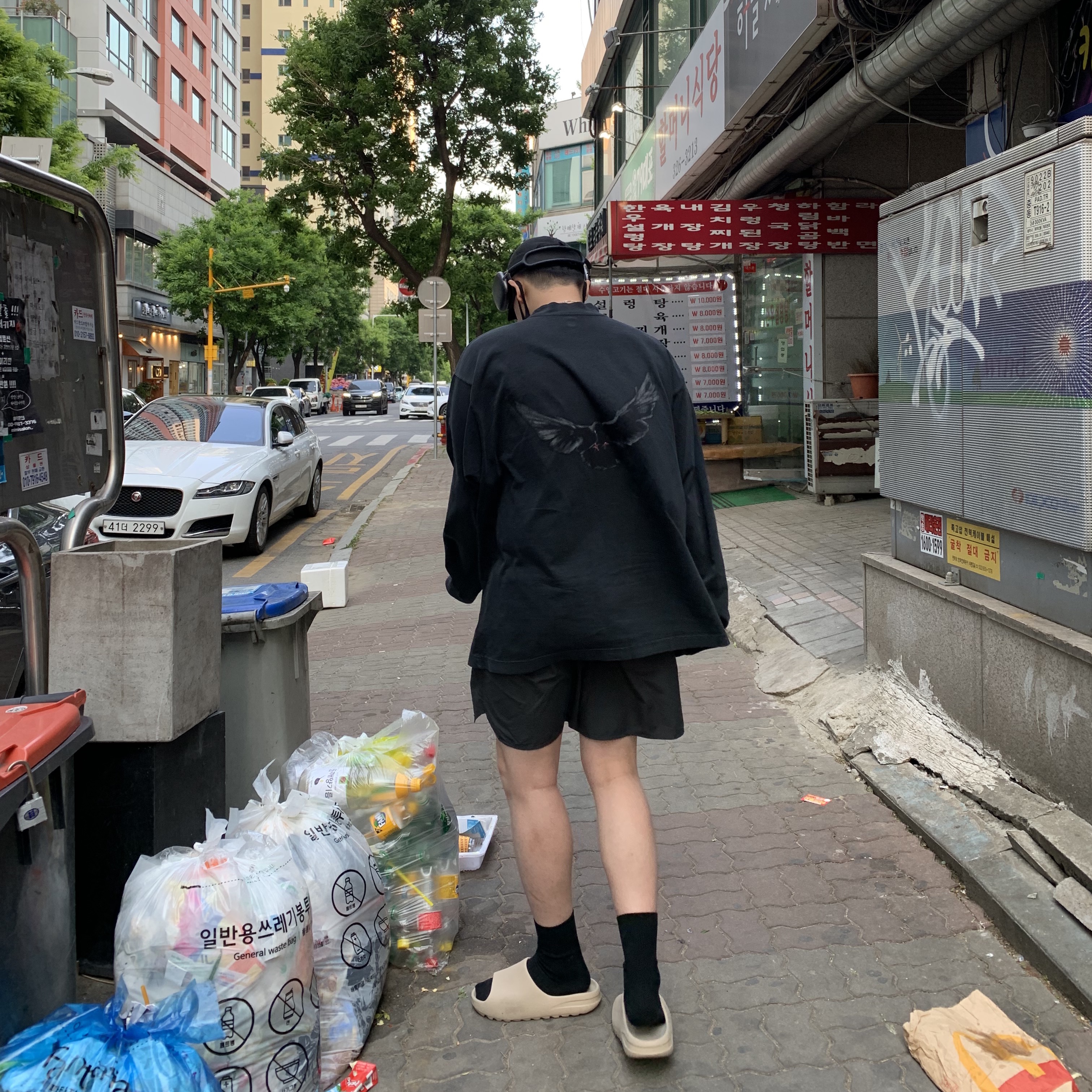 Apple AirPods Max Lightning Space Gray (Korean Ver.), Yeezy Gap Engineered By Balenciaga Dove Long Sleeve T-Shirt Washed Black 착용 스타일