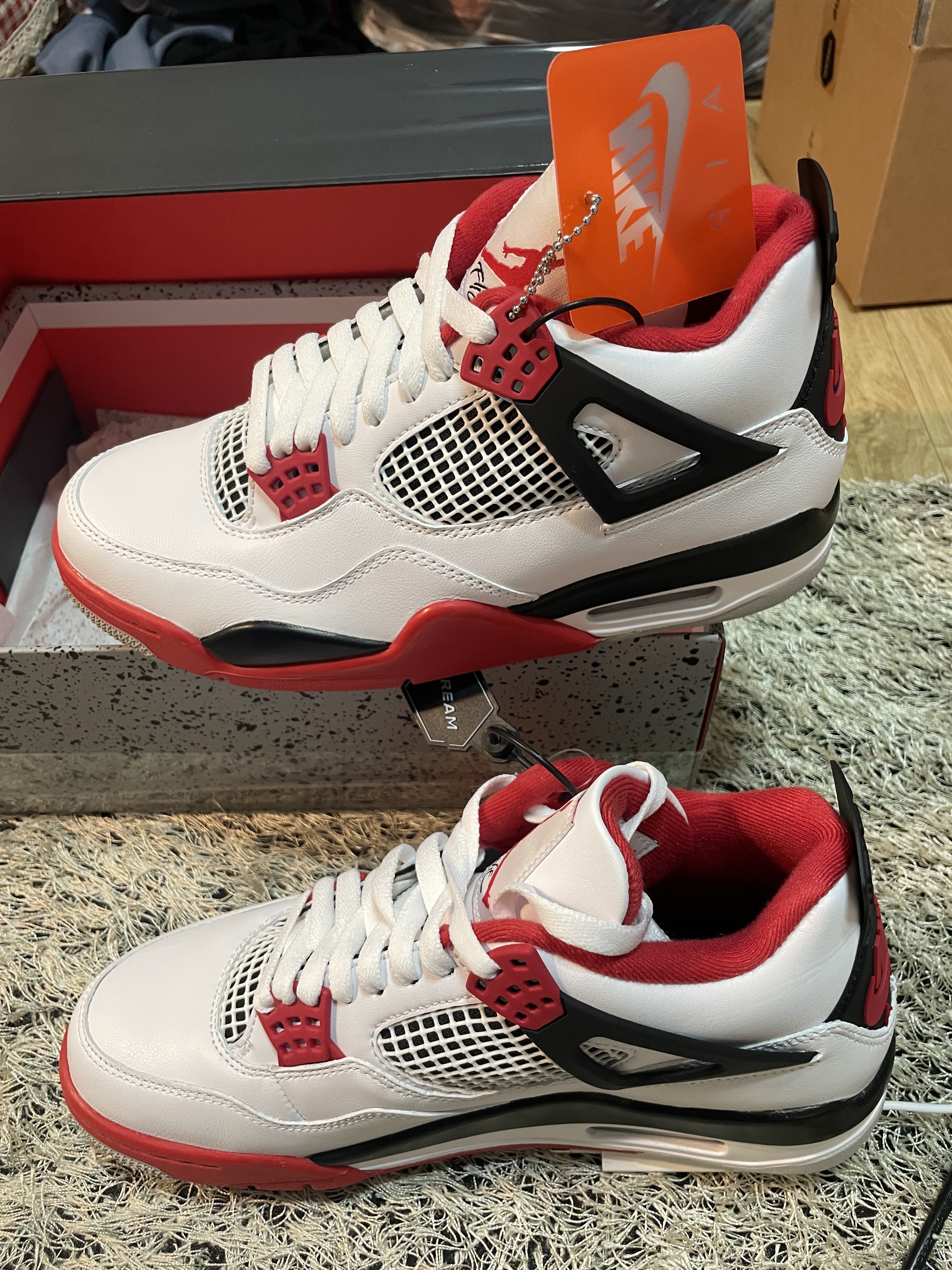 Jordan 4 Retro OG Fire Red 2020 착용 스타일 - 2