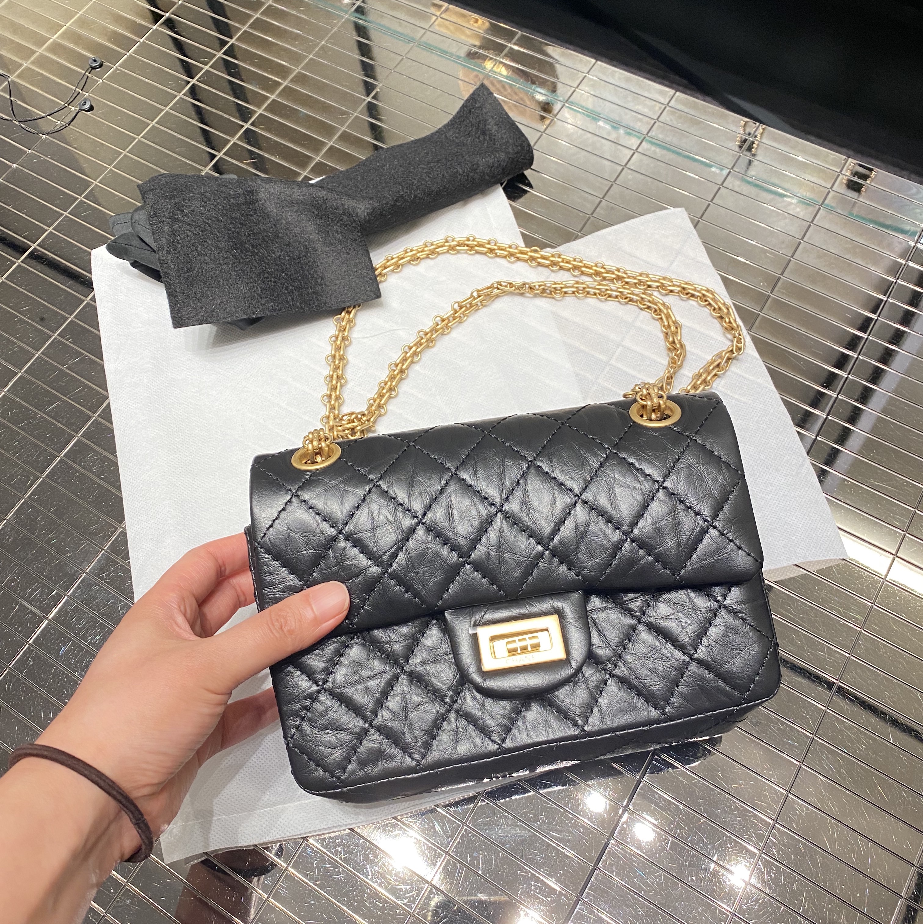 Chanel Mini 2.55 Handbag Aged Calfskin & Gold Black 착용 스타일