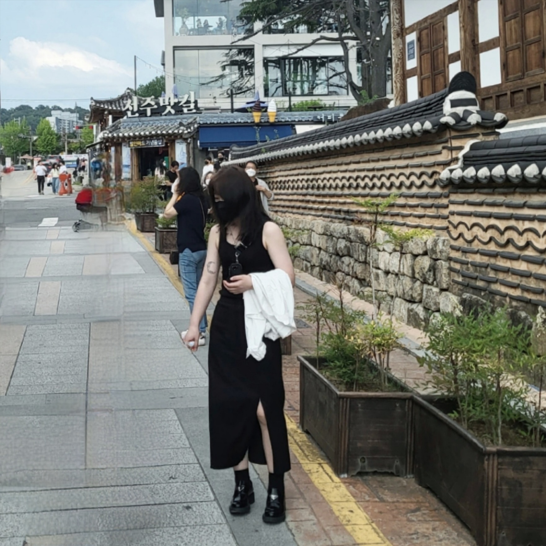 Prada Chocolate Brushed Leather Loafers Black, Prada Re-Edition 2005 Re-Nylon Shoulder Bag Black 착용 스타일