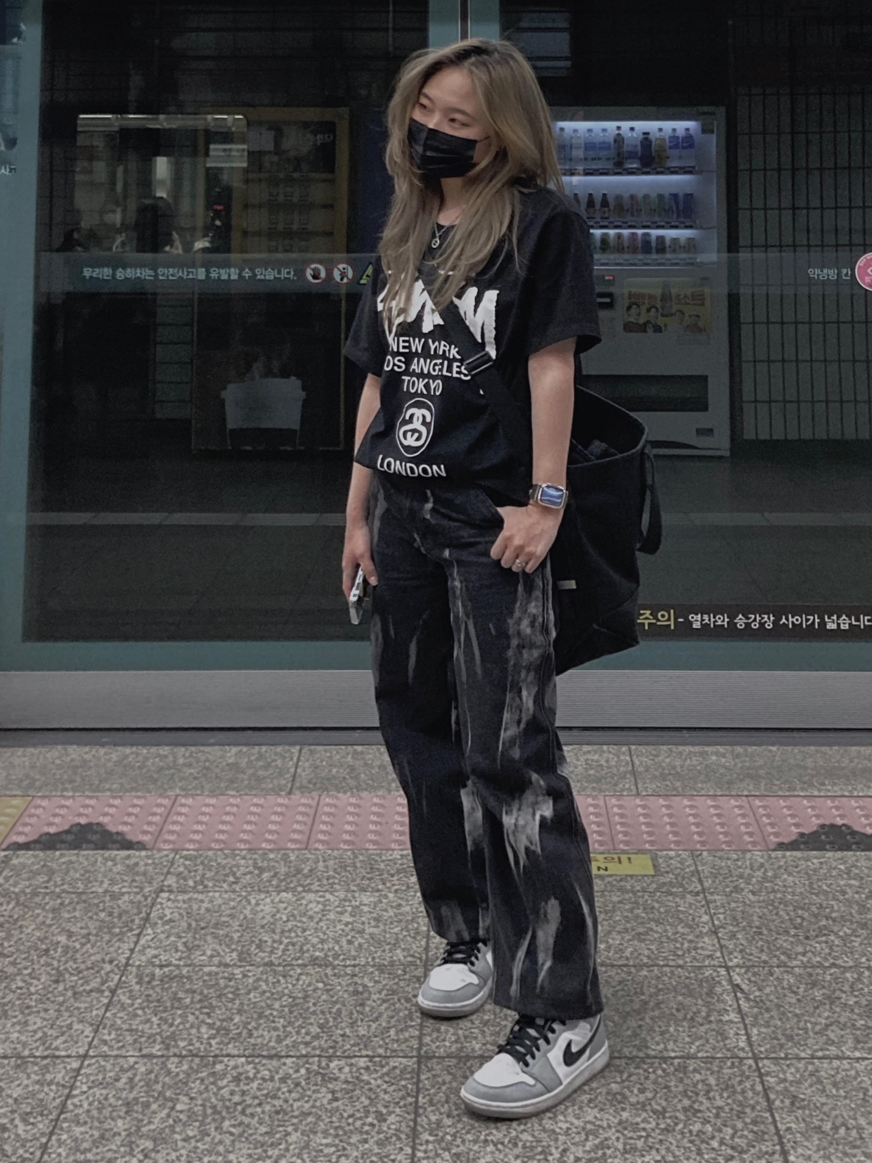 Jordan 1 Mid Light Smoke Grey, Stussy World Tour T-Shirt Black 착용 스타일