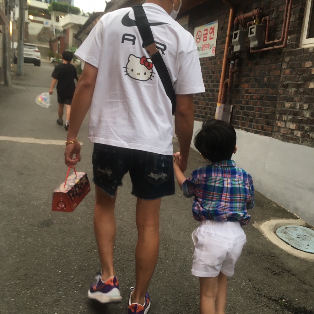 Nike x Sacai VaporWaffle Dark Iris, Nike x Hello Kitty NRG Air T-Shirt White - Asia 착용 스타일 - 2