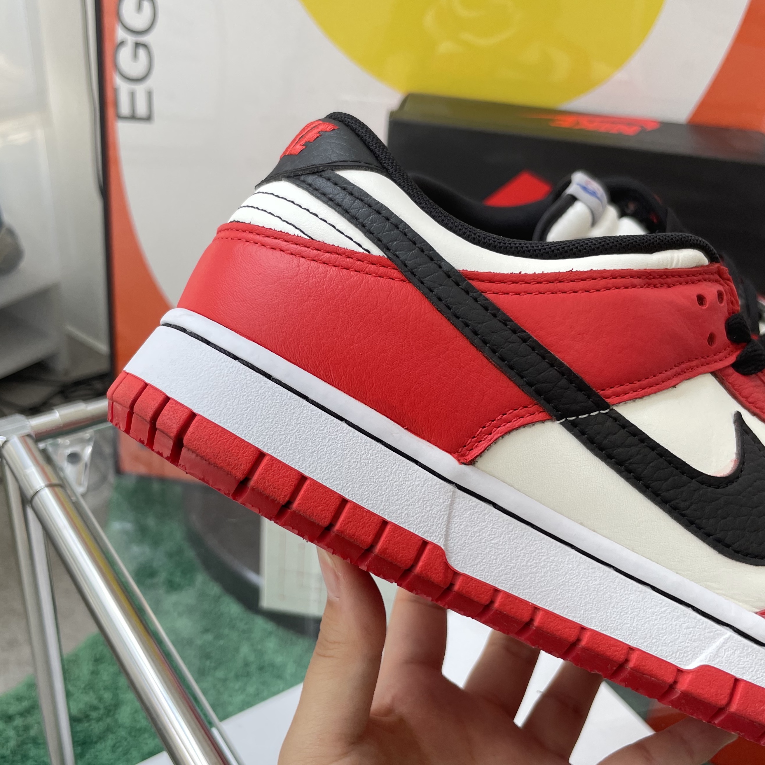 Nike x NBA Dunk Low Retro EMB Black and Chile Red 착용 스타일 - 3
