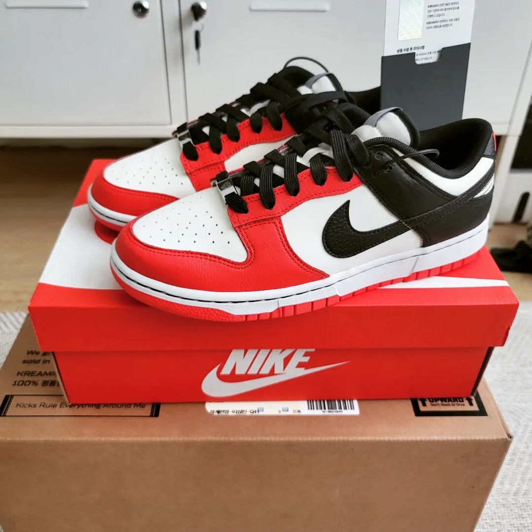 Nike x NBA Dunk Low Retro EMB Black and Chile Red 착용 스타일 - 1