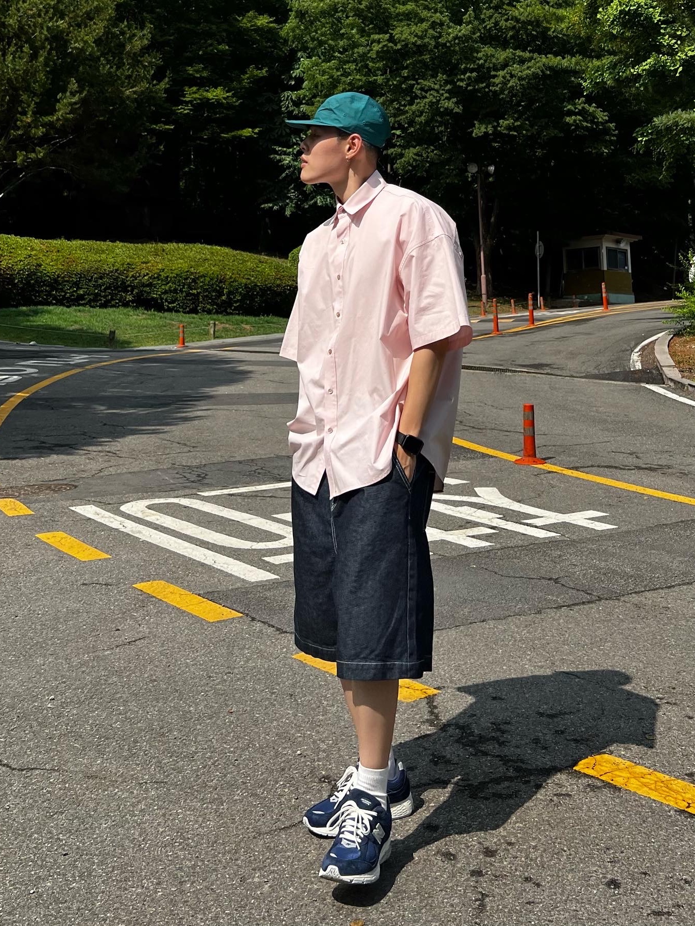 New Balance 2002R Special Vintage Navy 착용 스타일 - 1