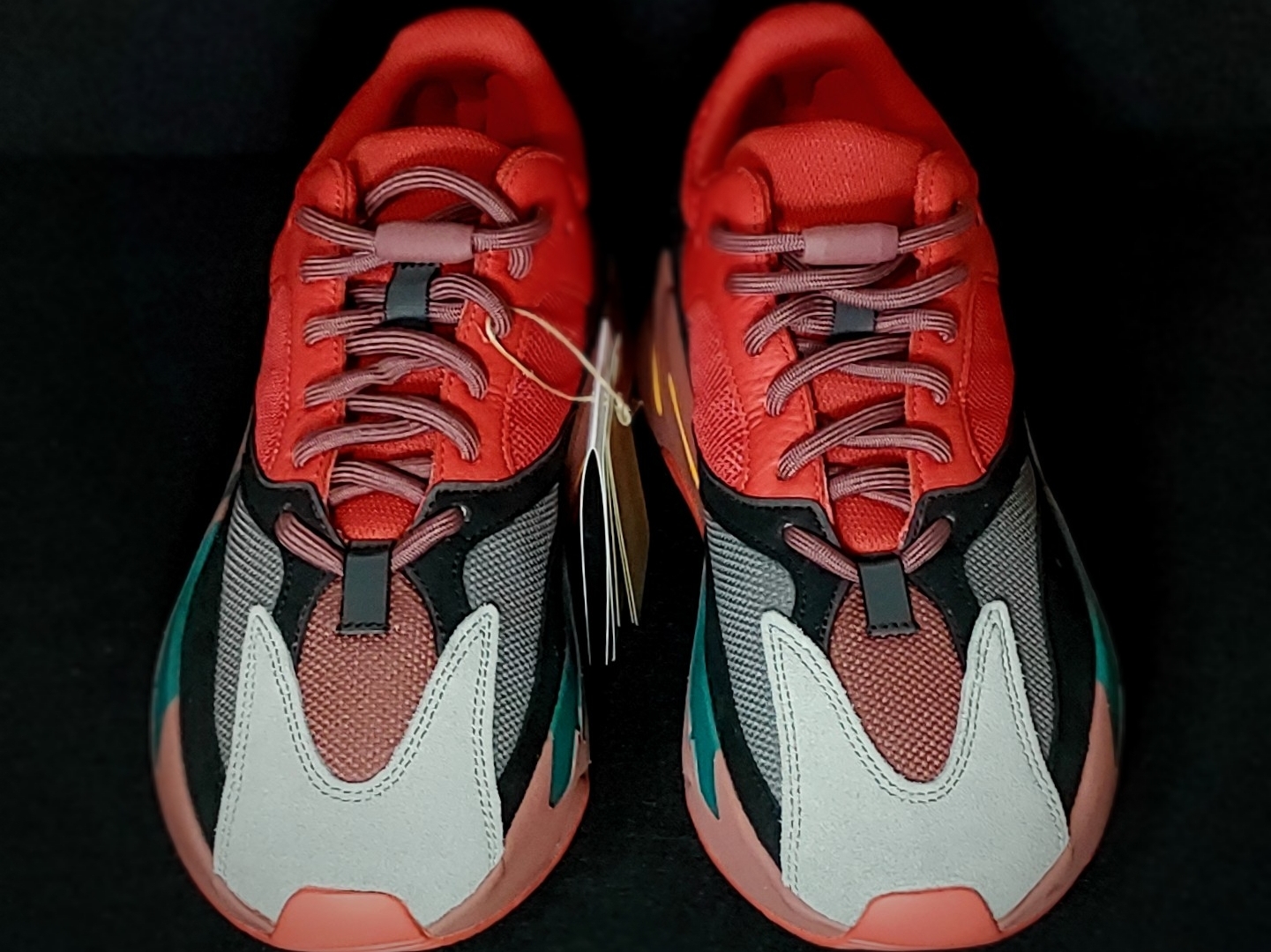 Adidas Yeezy Boost 700 Hi-Res Red 착용 스타일 - 1