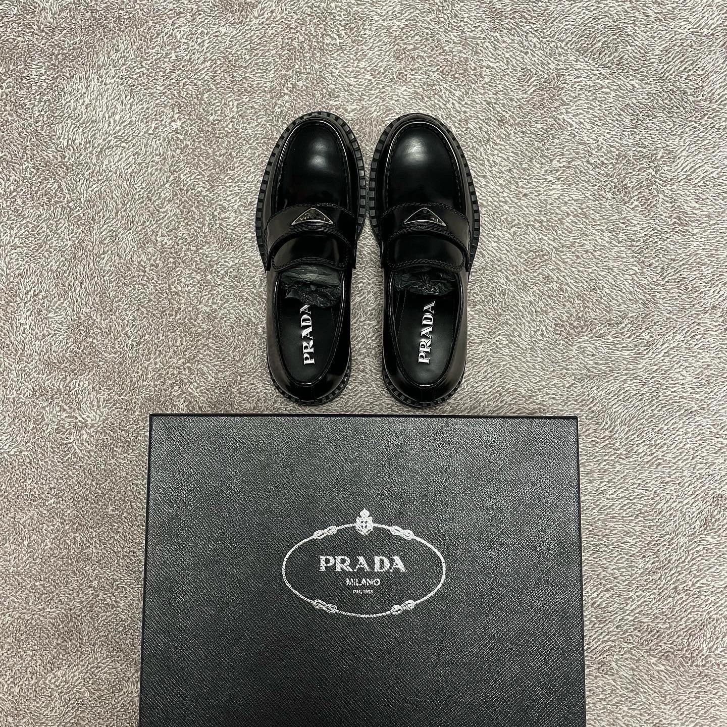 Prada Chocolate Brushed Leather Loafers Black 착용 스타일 - 1