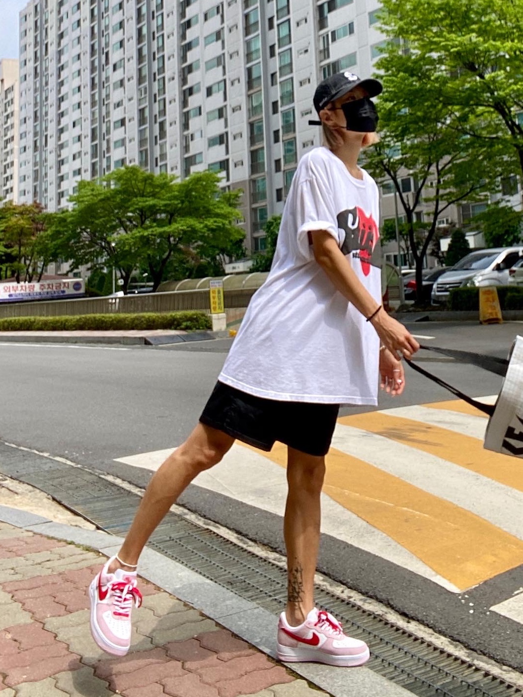 Stussy x Cactus Plant Flea Market Heart T-Shirt, Nike Air Force 1 '07 QS Valentine's Day 착용 스타일 - 1