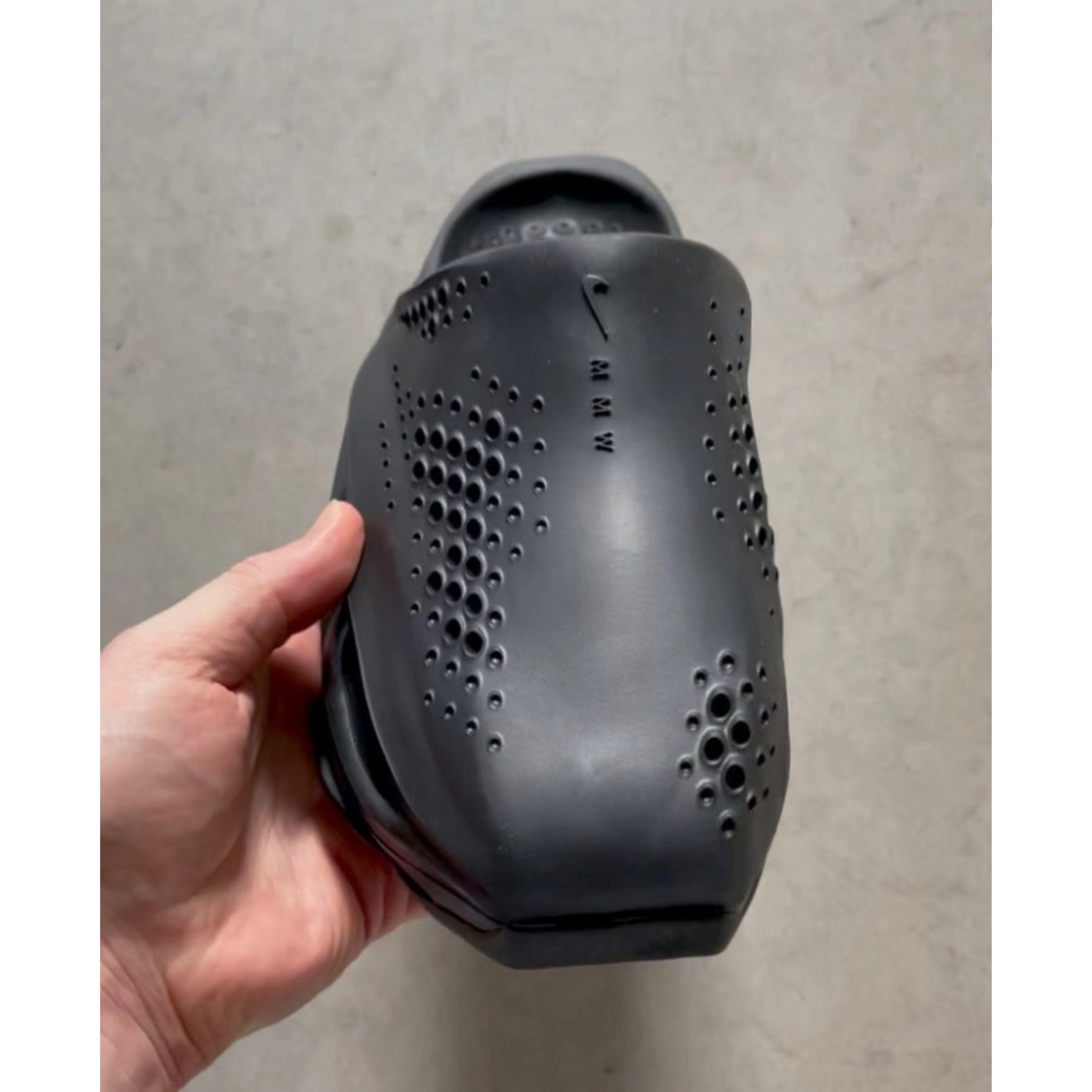 Nike x Matthew M Williams 005 Slide Black, Nike x Matthew M Williams 005 Slide Light Bone and Chrome 착용 스타일 - 4