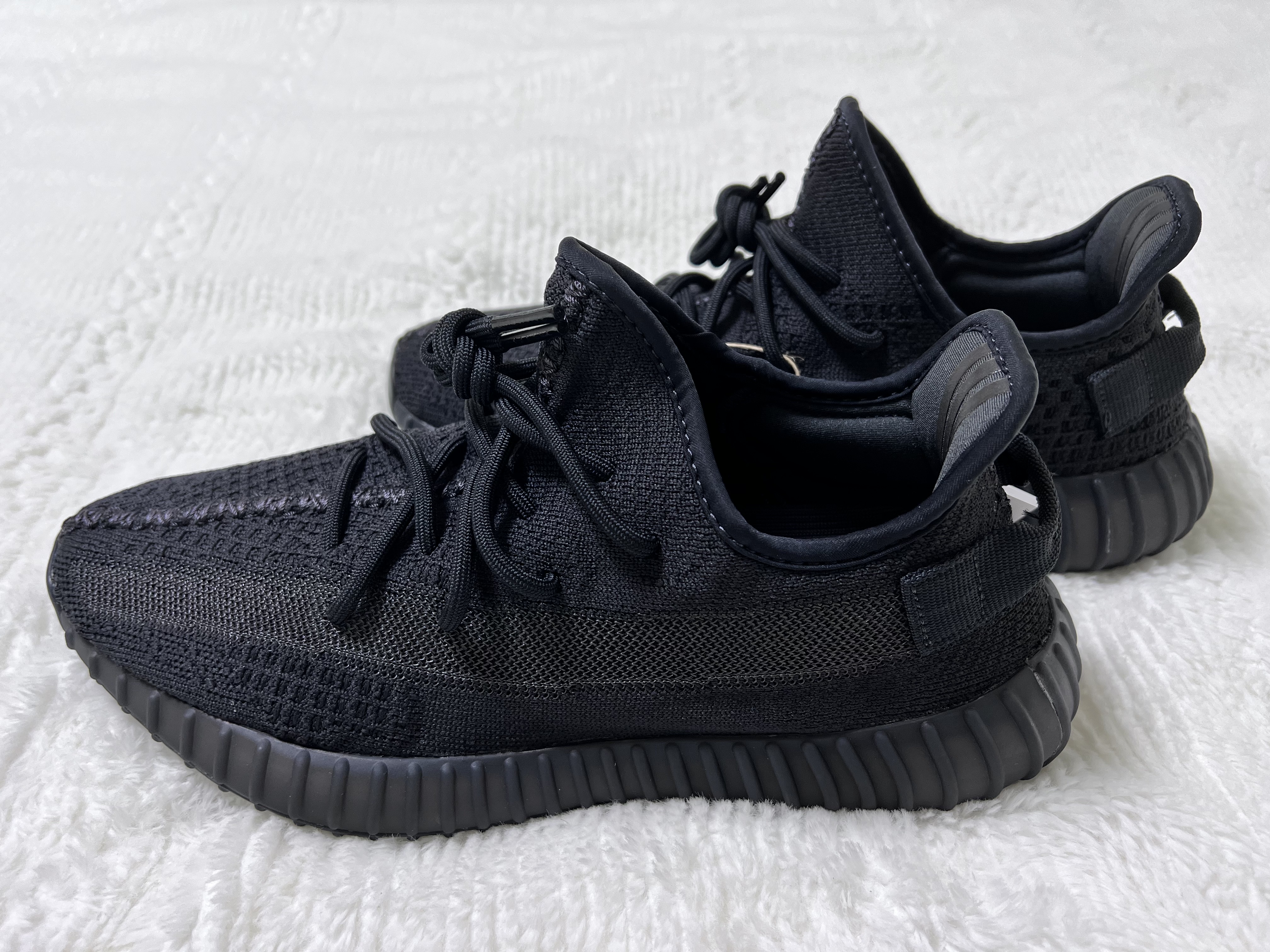 Adidas Yeezy Boost 350 V2 Onyx 착용 스타일