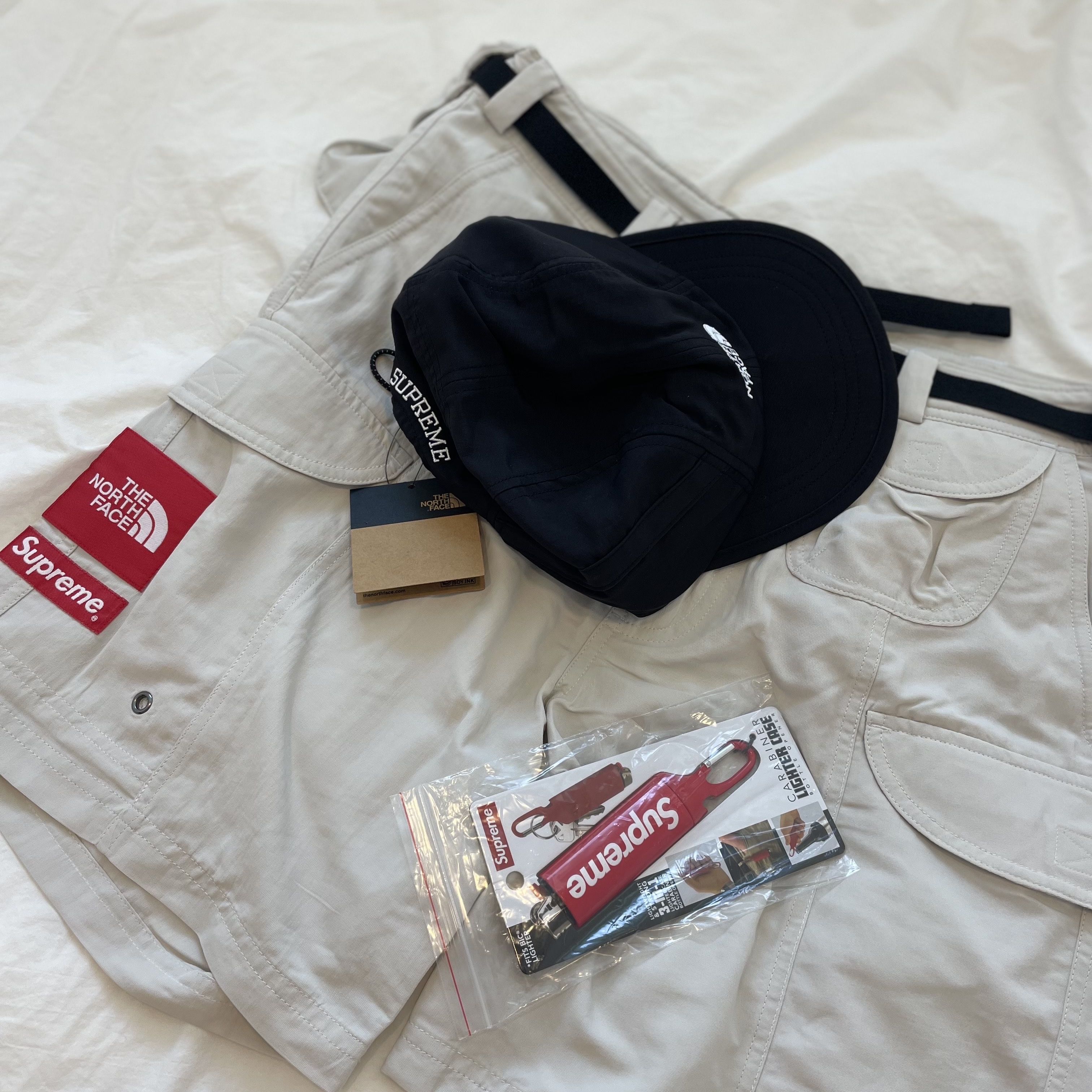 Supreme x The North Face Trekking Packable Belted Shorts Stone - 22SS, Supreme x The North Face Trekking Soft Bill Cap Black - 22SS 착용 스타일