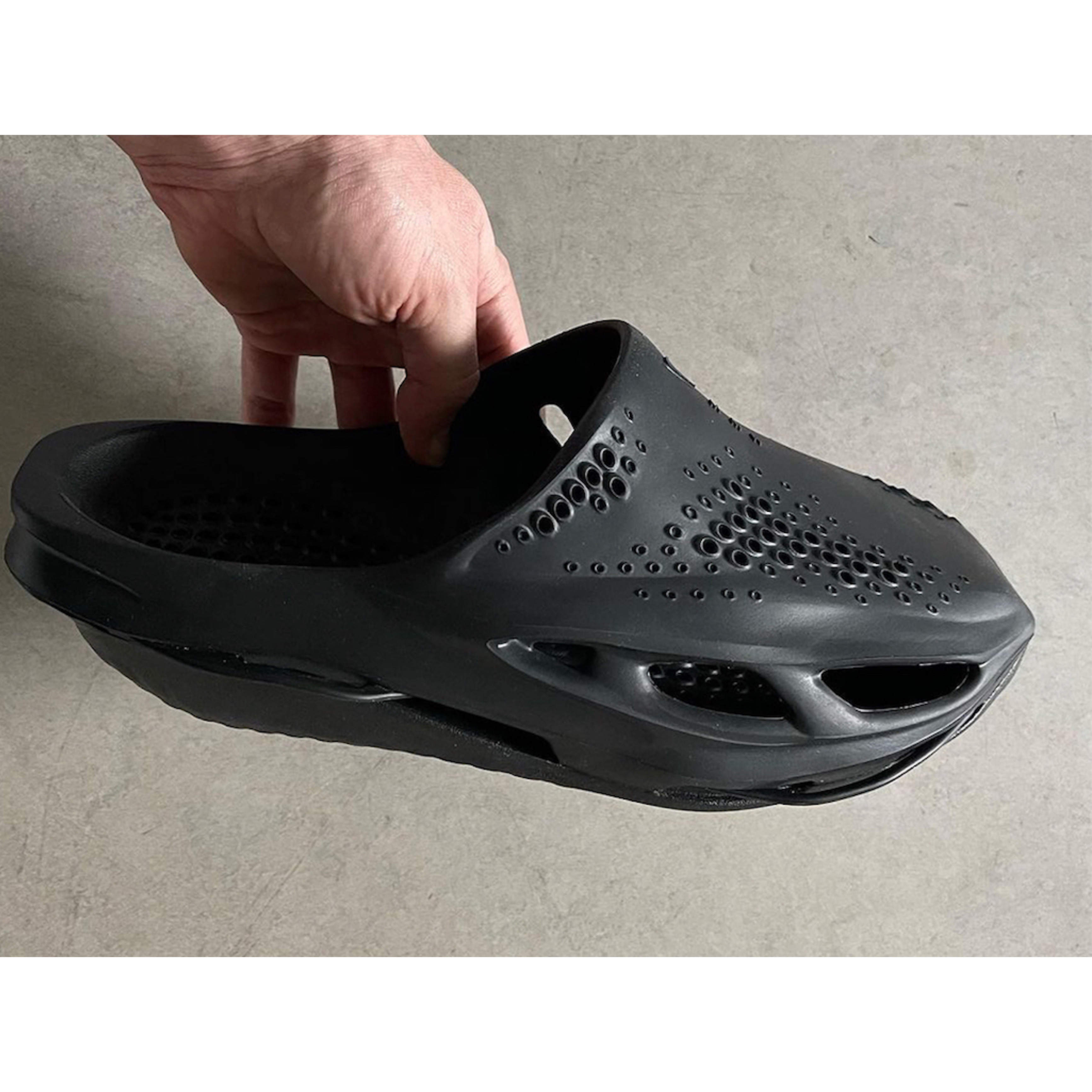 Nike x Matthew M Williams 005 Slide Black, Nike x Matthew M Williams 005 Slide Light Bone and Chrome 착용 스타일 - 2