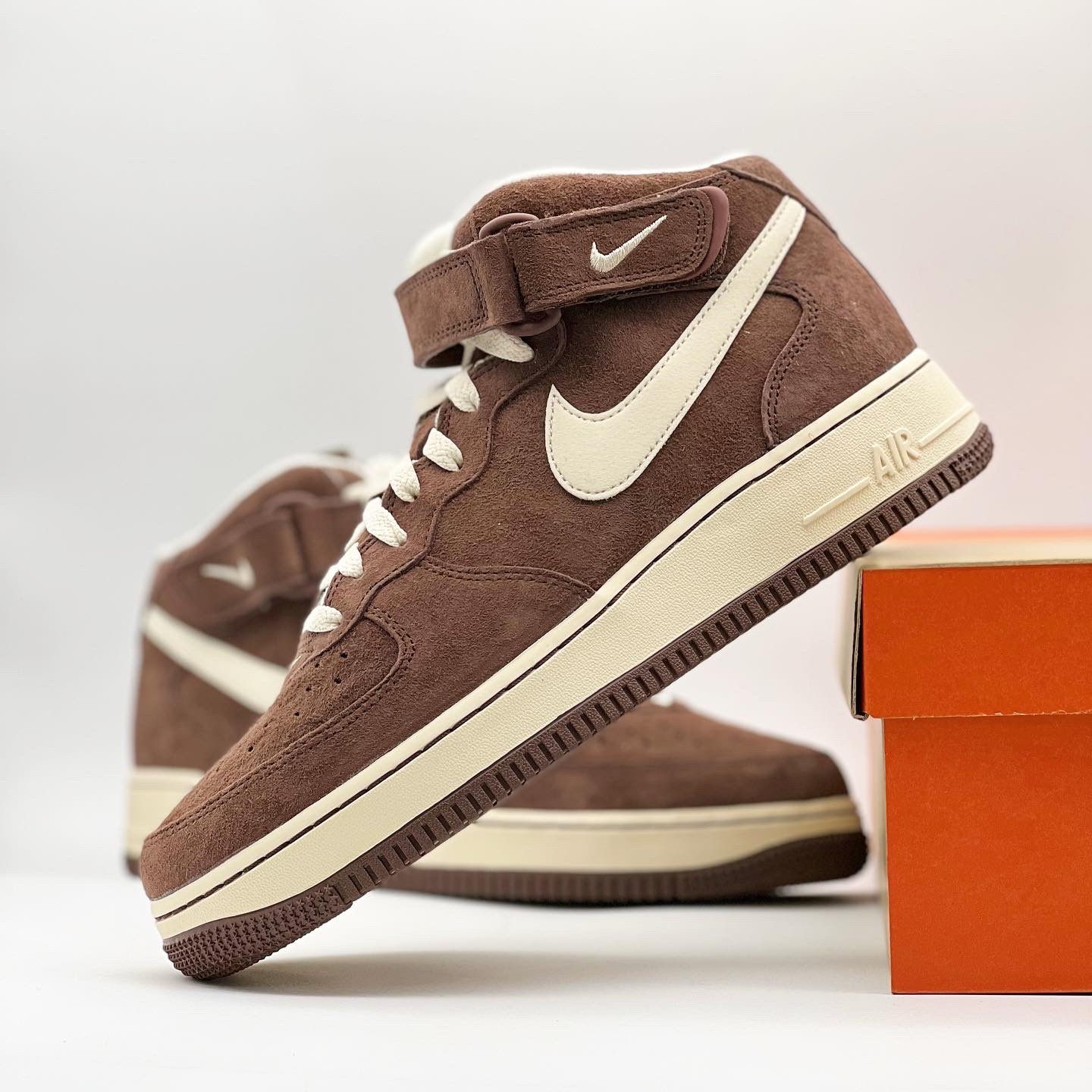 Nike Air Force 1 Mid '07 QS Chocolate 착용 스타일 - 4
