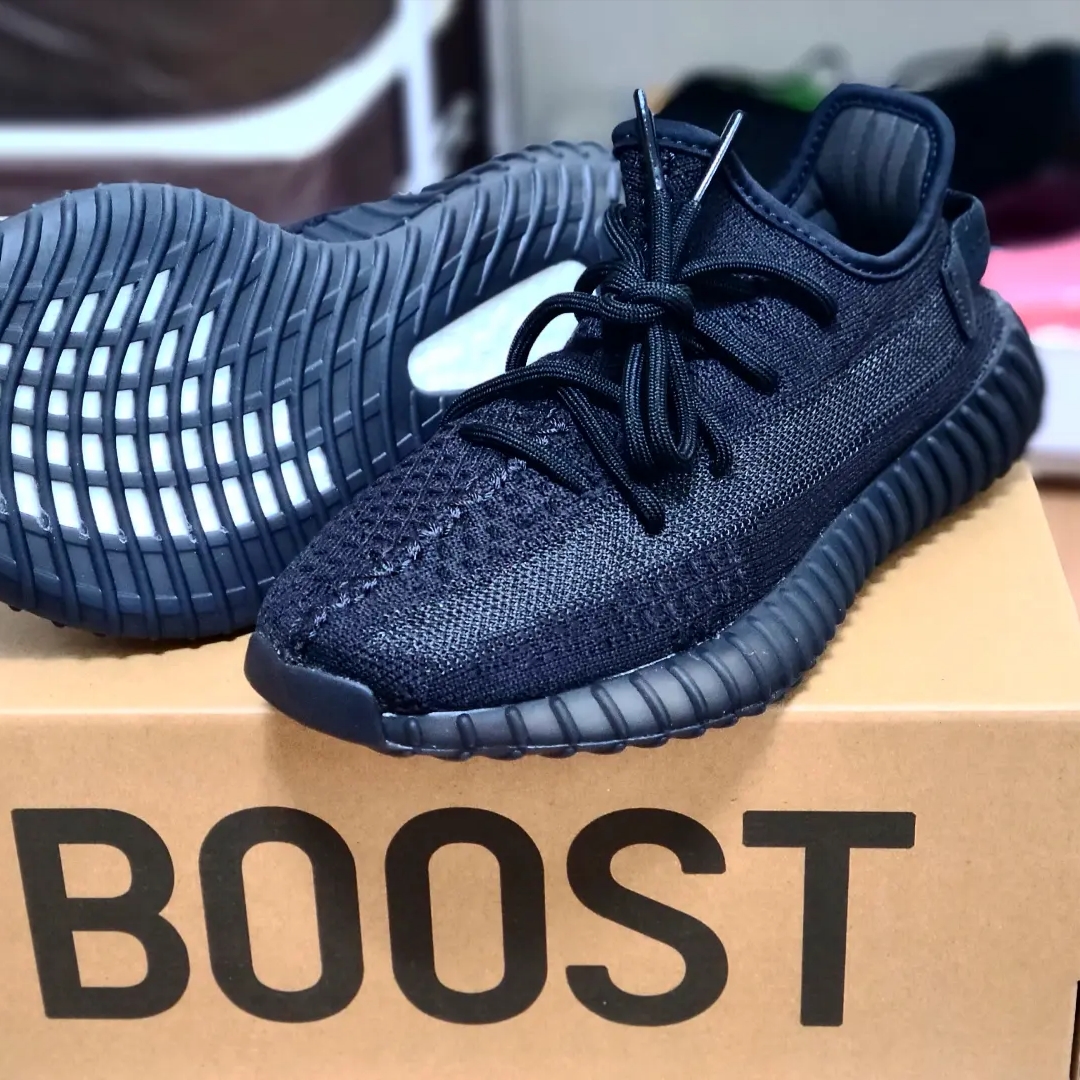 Adidas Yeezy Boost 350 V2 Onyx 착용 스타일