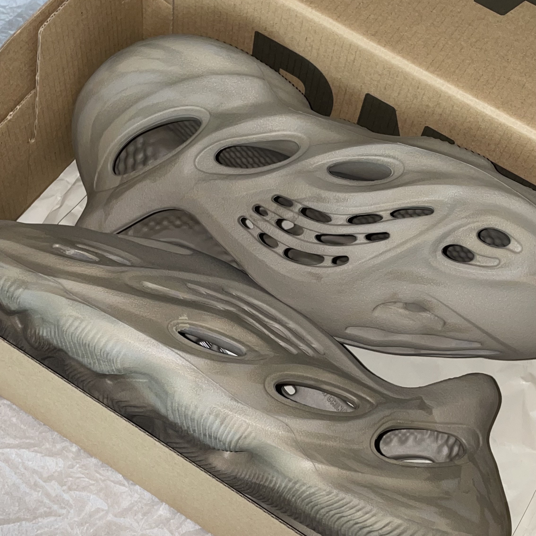 Adidas Yeezy Foam RNNR Stone Sage 착용 스타일