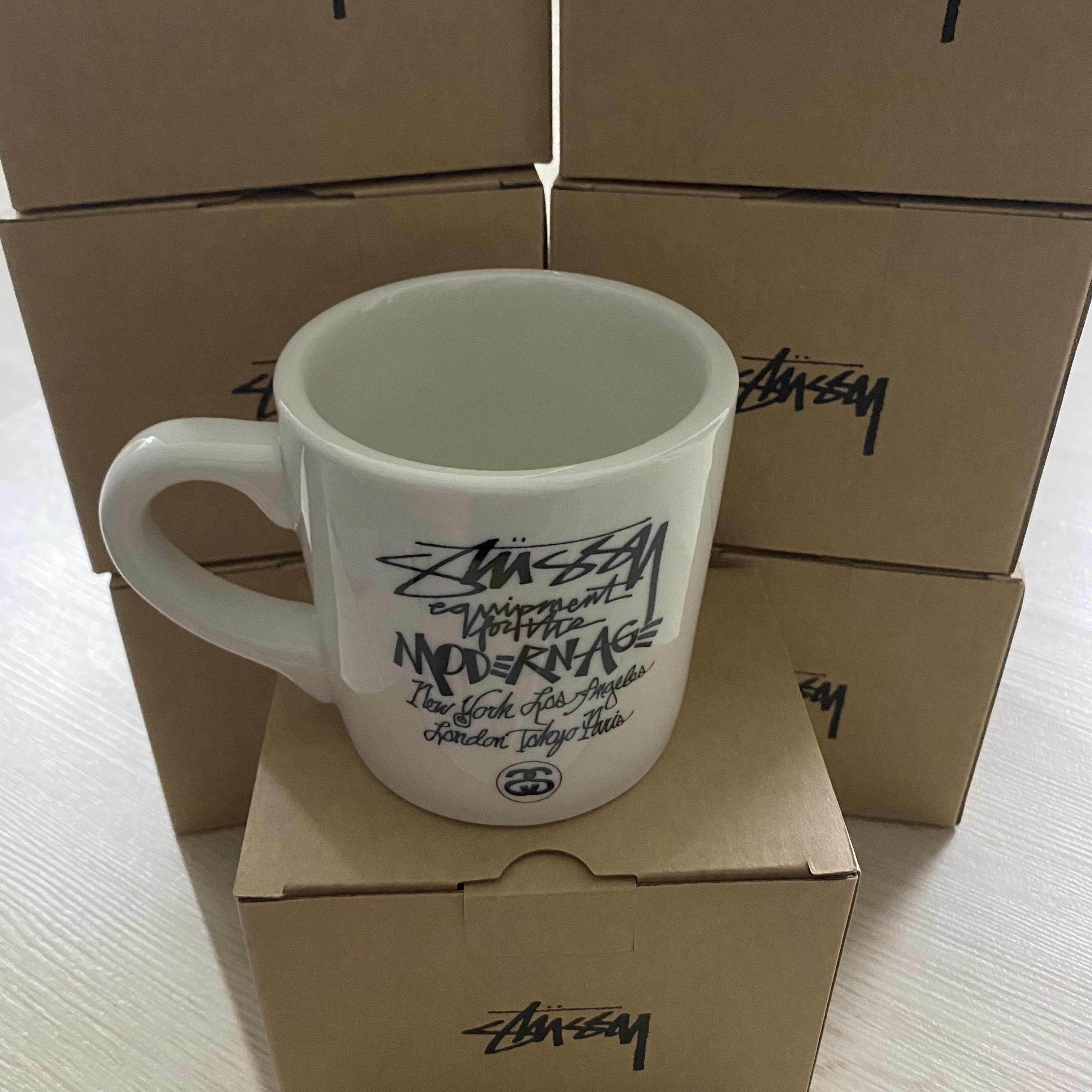 Stussy Modern Age Mug White 착용 스타일