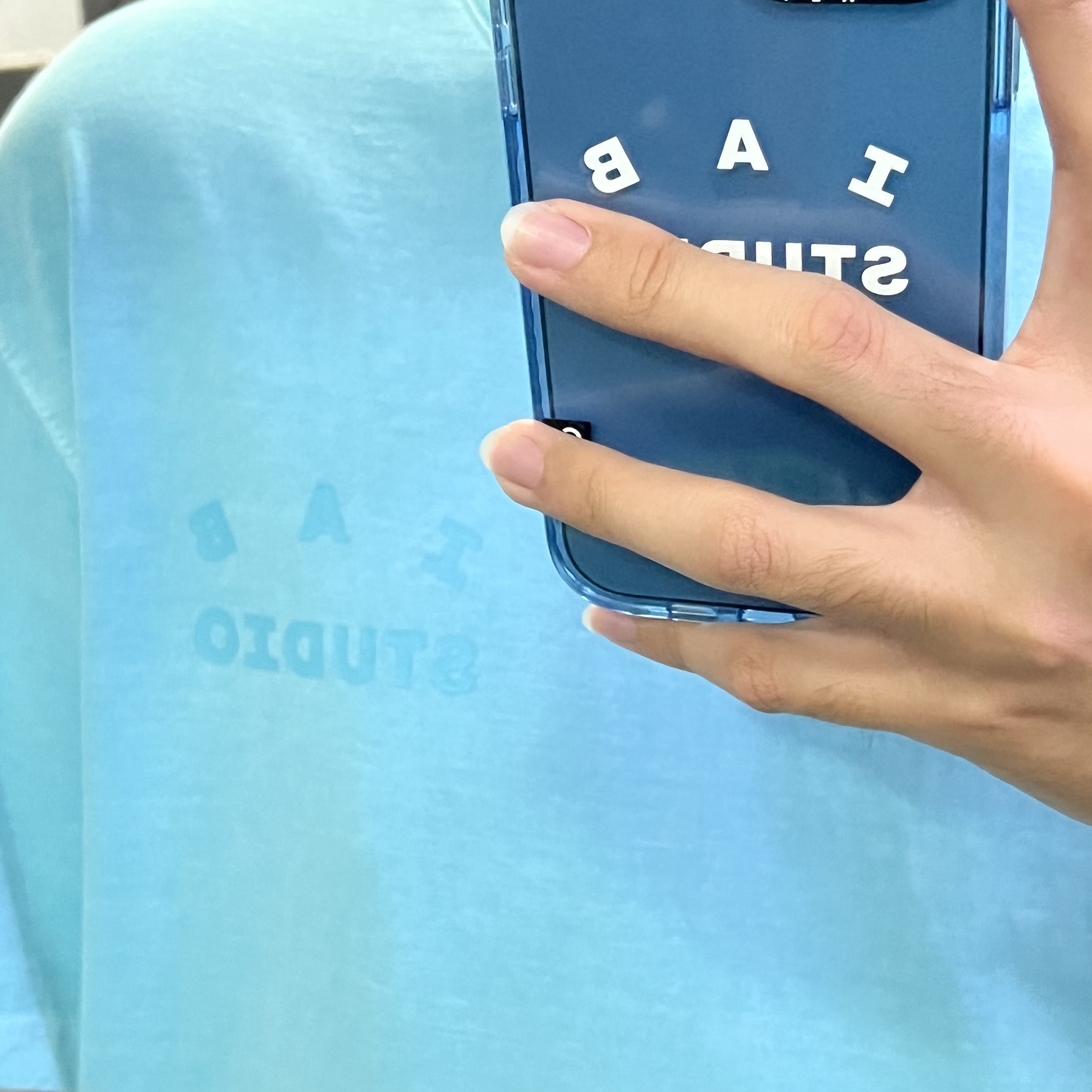 Casetify x IAB Studio iPhone White Logo Impact Case Sierra Blue, IAB Studio Pigment T-Shirt Cyan 착용 스타일