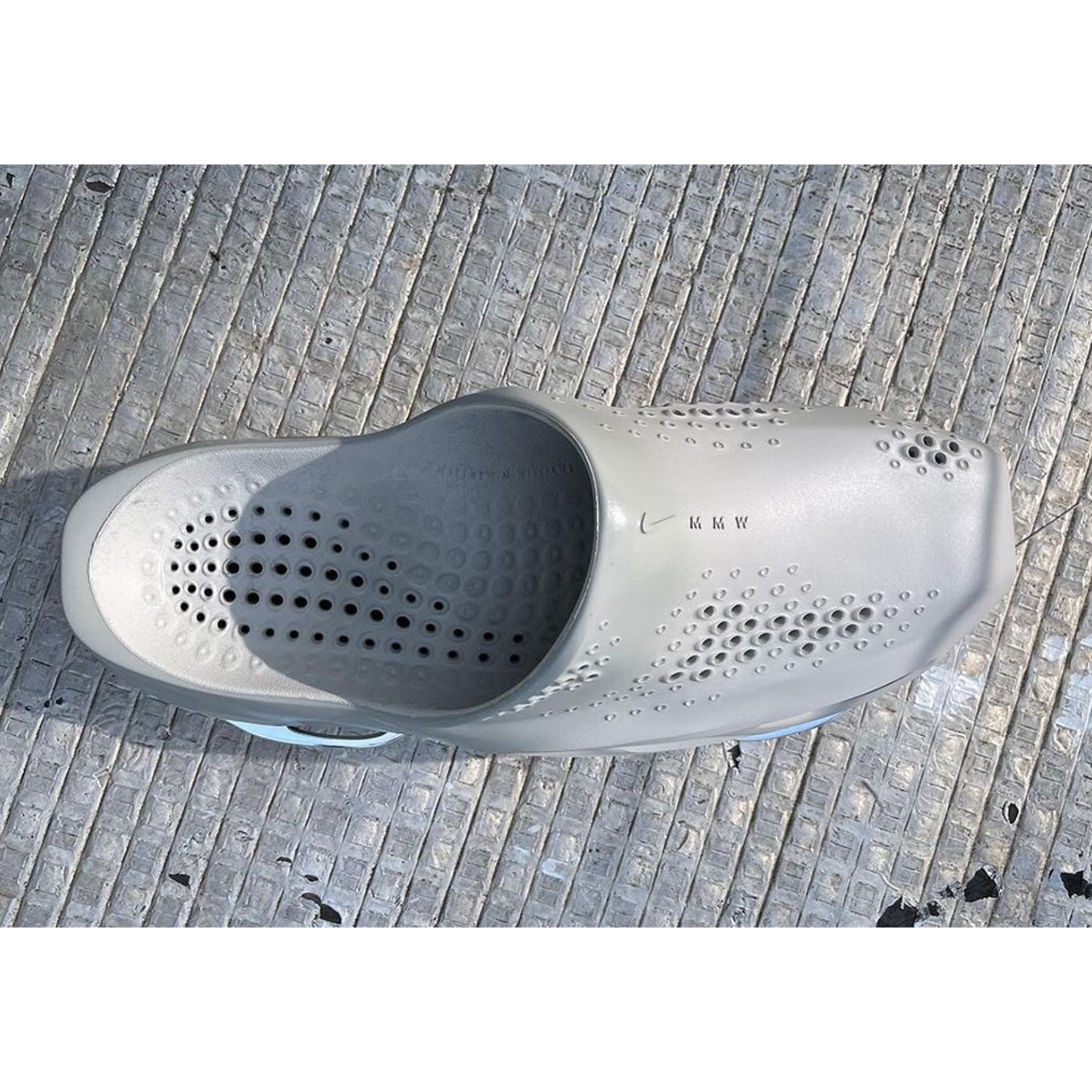 Nike x Matthew M Williams 005 Slide Black, Nike x Matthew M Williams 005 Slide Light Bone and Chrome 착용 스타일 - 3