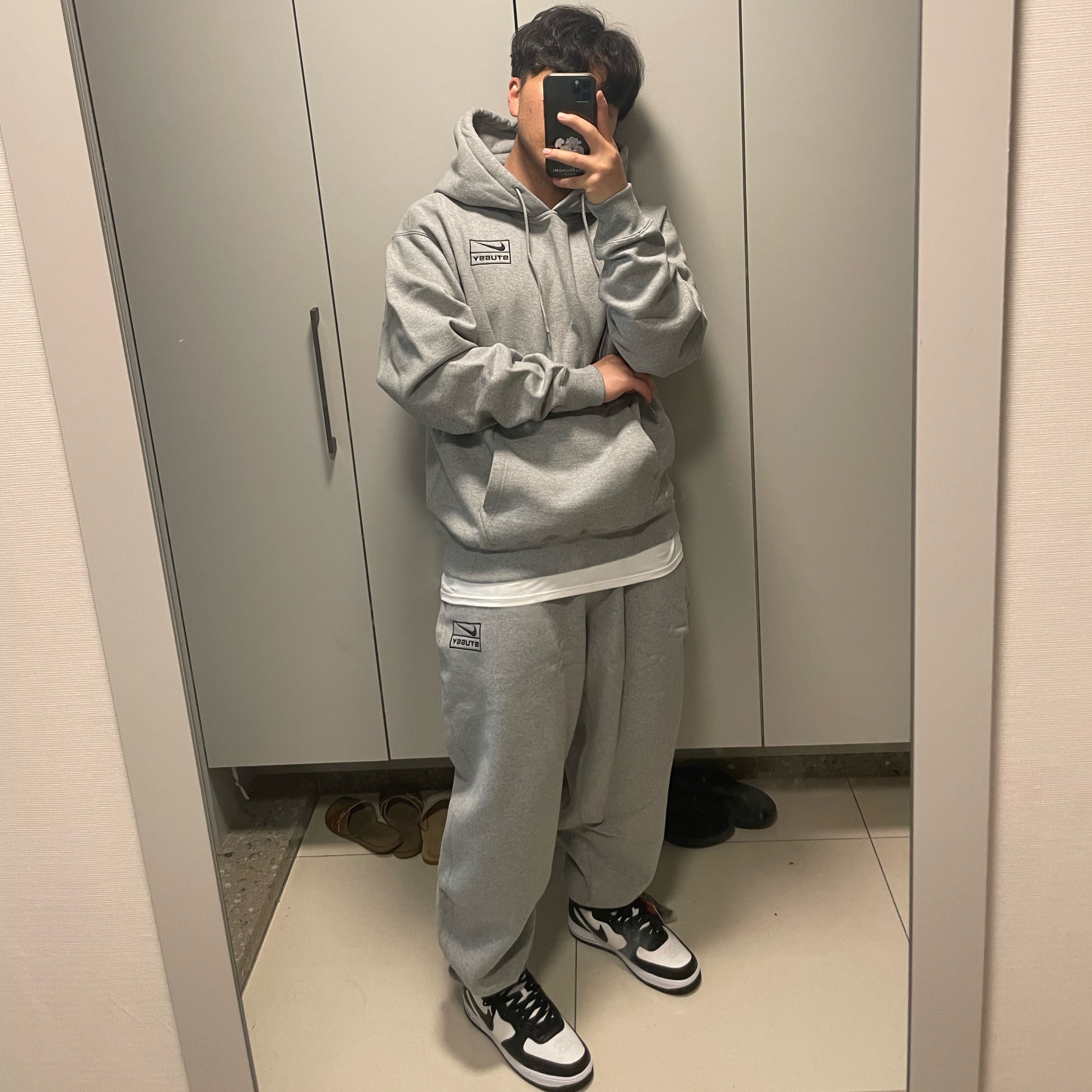 Nike x Stussy Air Force 1 '07 Mid SP Black and Light Bone, Nike x Stussy NRG RA Pullover Hoodie Dark Grey Heather (DJ9488-063) 착용 스타일