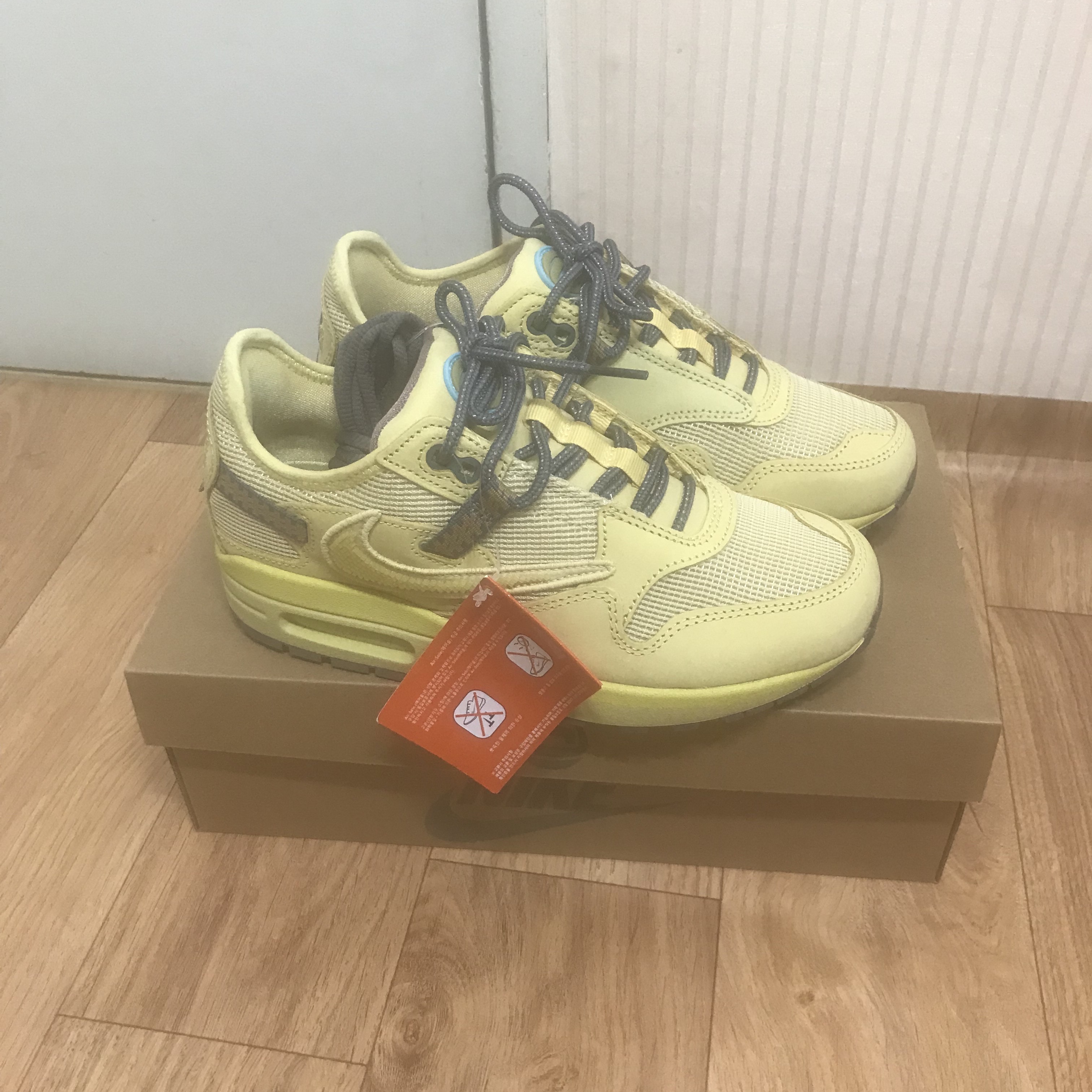 Nike x Travis Scott Air Max 1 Cact.us Gold 착용 스타일