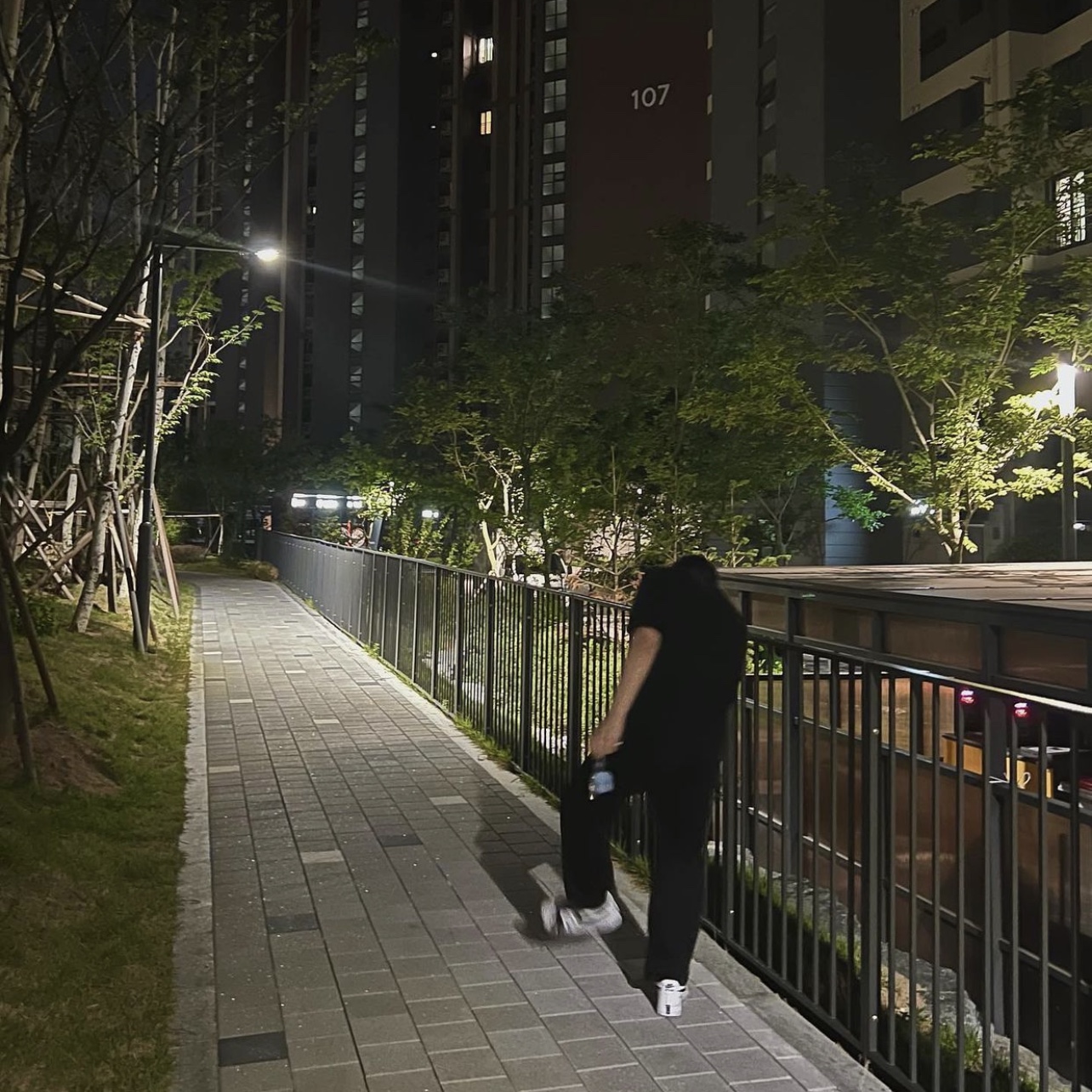 Nike x Peaceminusone Air Force 1 Low Para-Noise 2.0, Apple AirPods Pro with MagSafe Charging Case (Korean Ver.) 착용 스타일