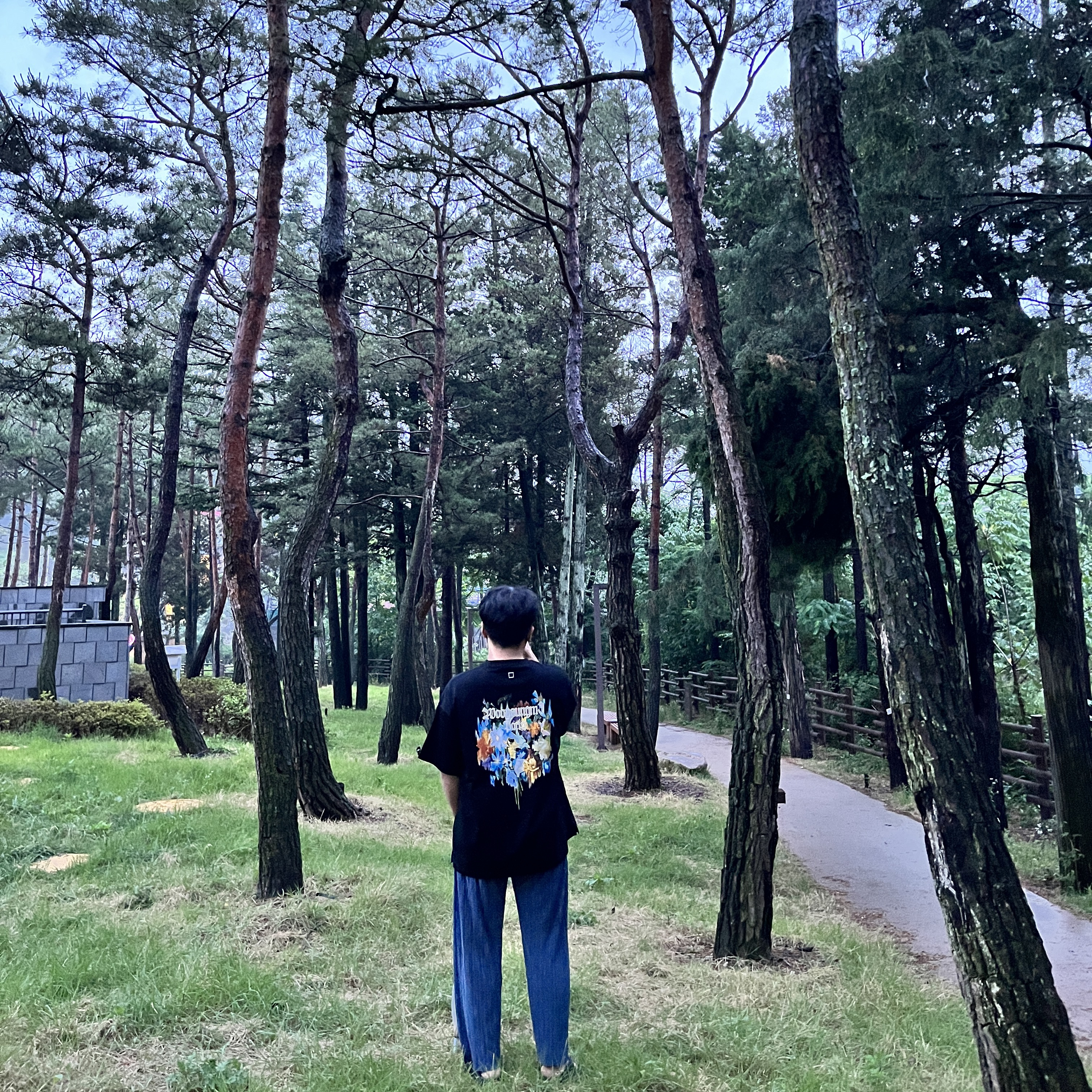 Wooyoungmi Multi Flower T-Shirt Black - 22SS, Oofos OOriginal Black 착용 스타일
