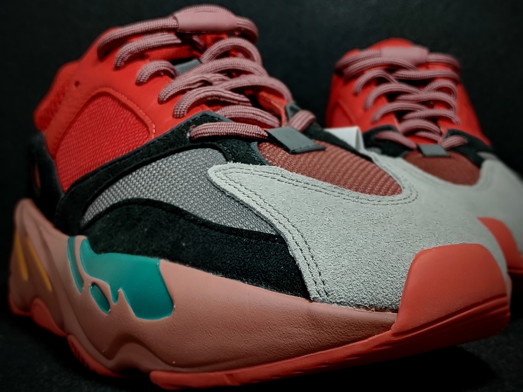 Adidas Yeezy Boost 700 Hi-Res Red 착용 스타일 - 5