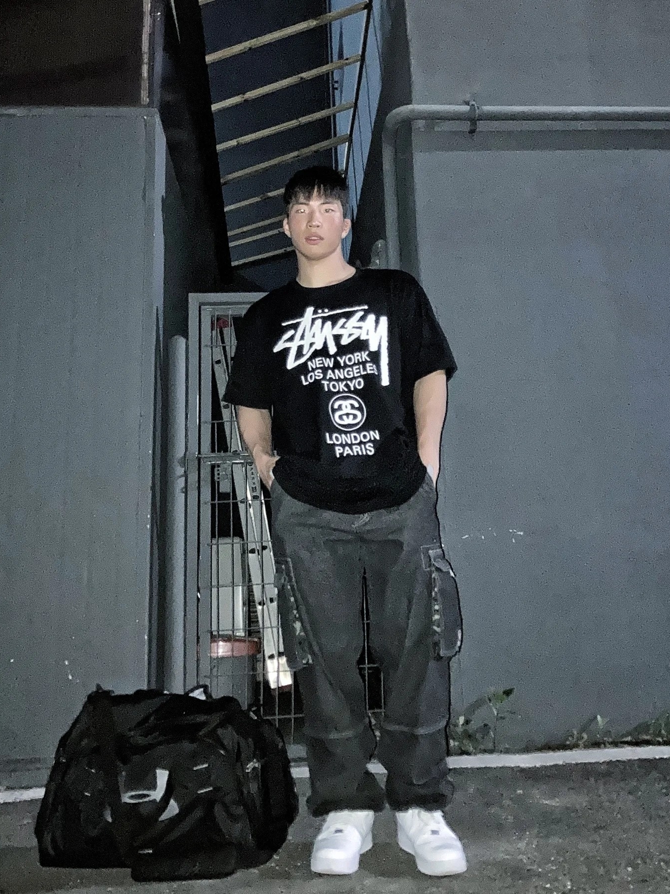 Stussy World Tour T-Shirt Black, Nike Air Force 1 '07 Low White 착용 스타일