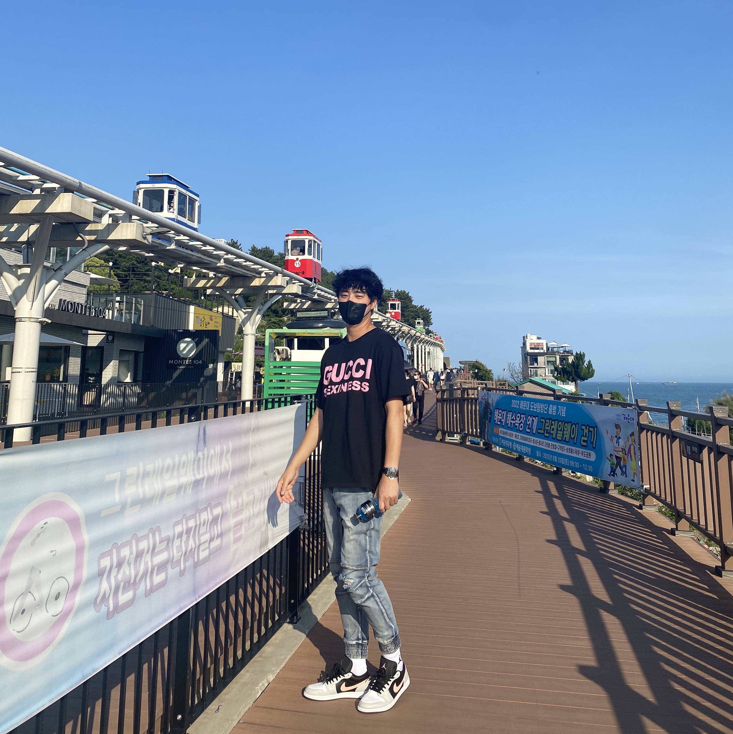 Jordan 1 Low Grey Fog Black Bleached Coral, Gucci Blade Print T-Shirt Black 착용 스타일