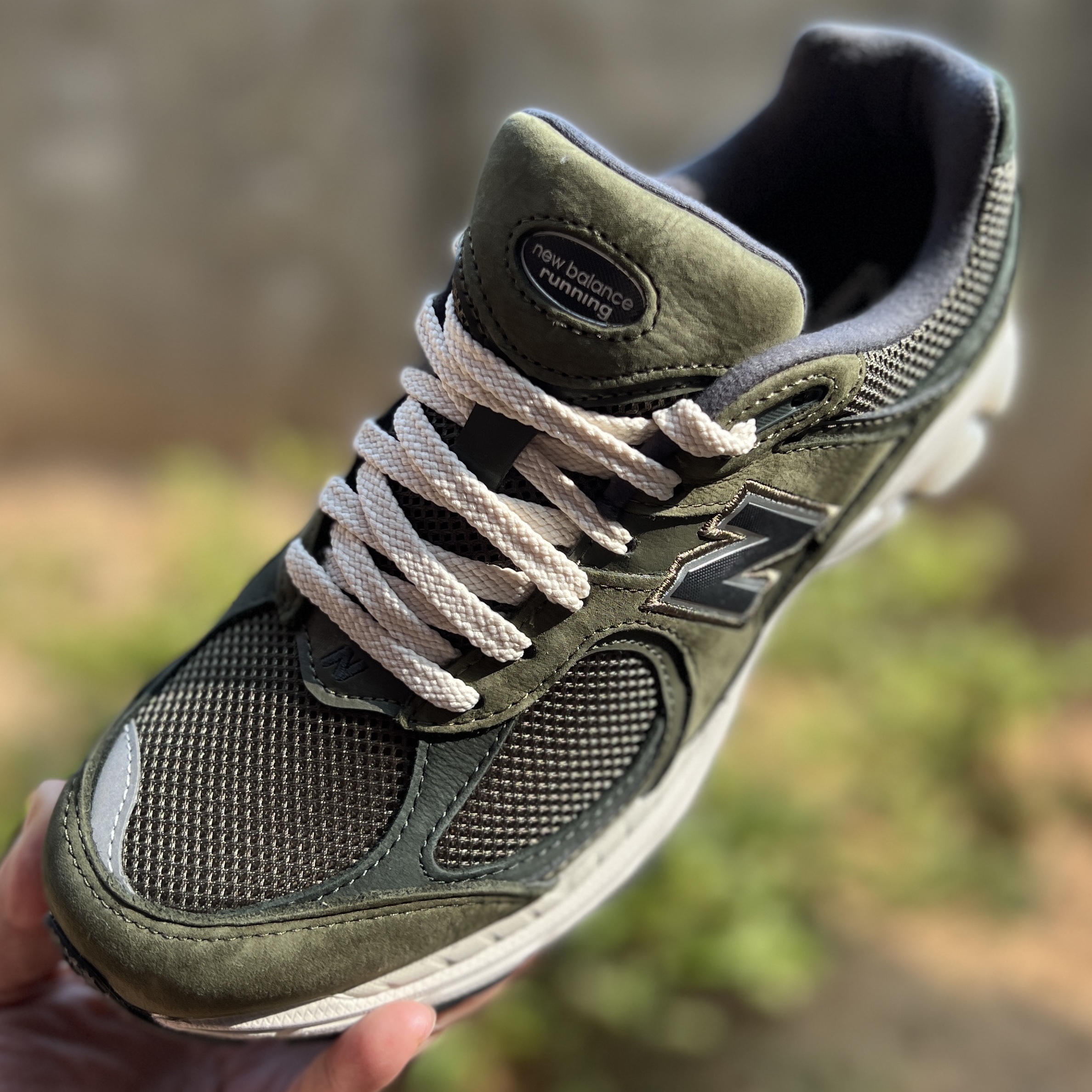 New Balance 2002R Grape Leaf 착용 스타일 - 1
