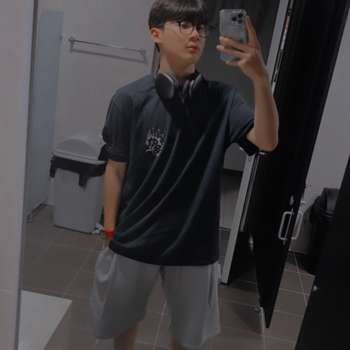 Stussy Fire Dice T-Shirt Navy 착용 스타일