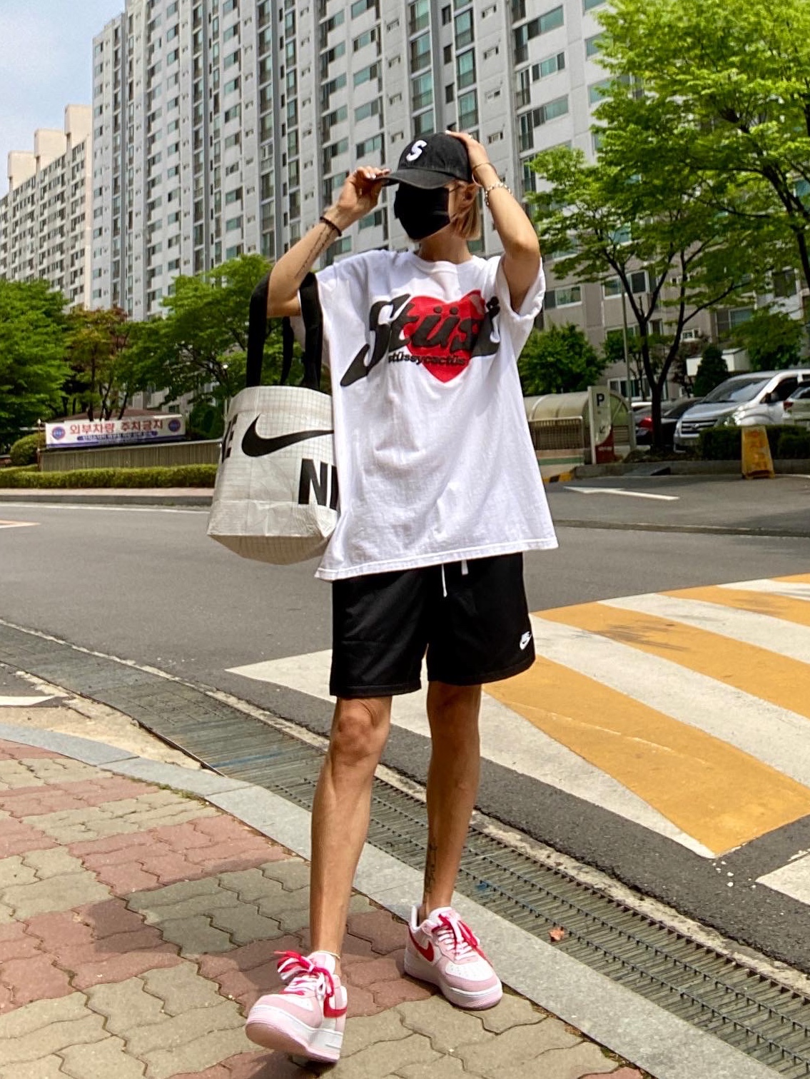 Stussy x Cactus Plant Flea Market Heart T-Shirt, Nike Air Force 1 '07 QS Valentine's Day 착용 스타일 - 2