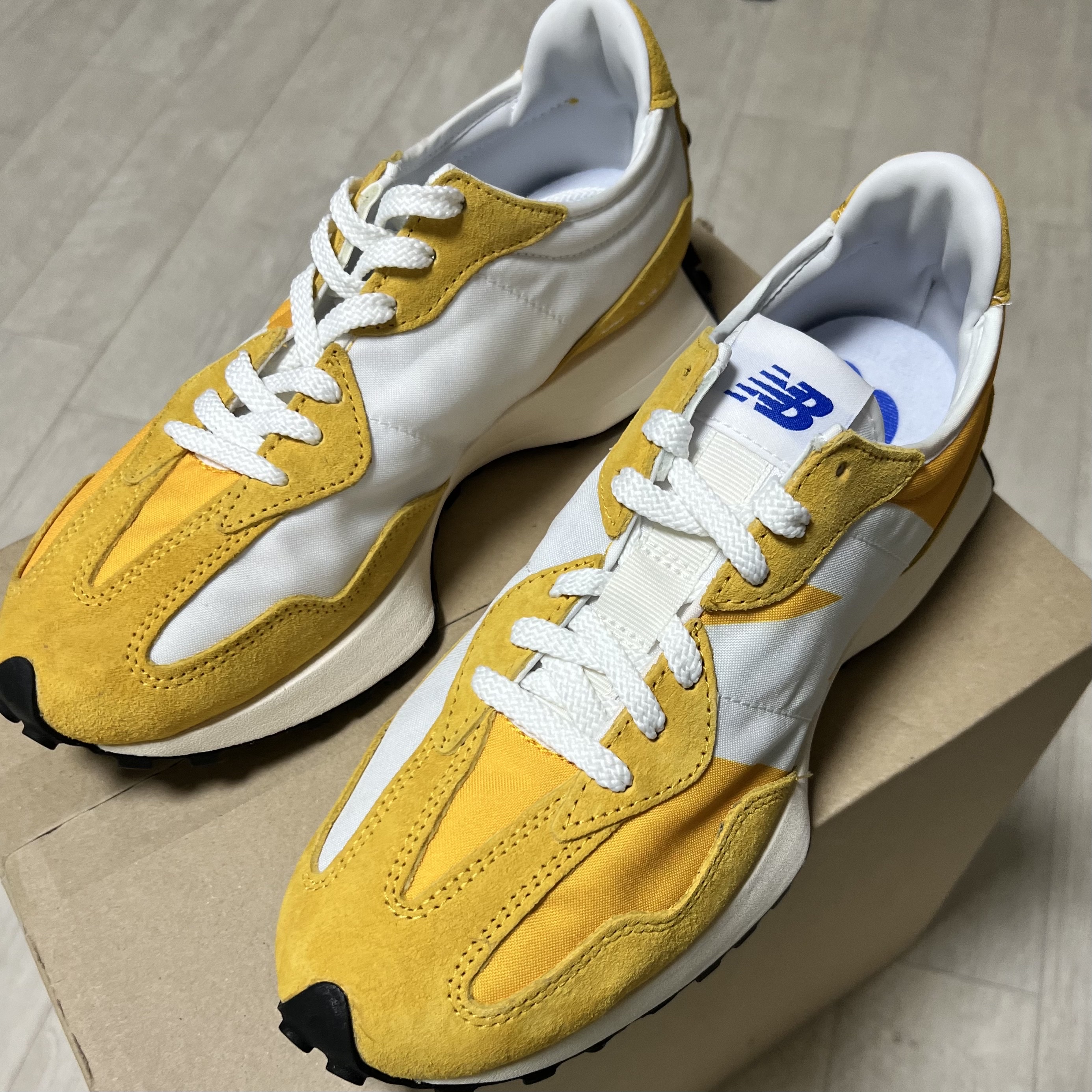 New Balance 327 Yellow White 착용 스타일