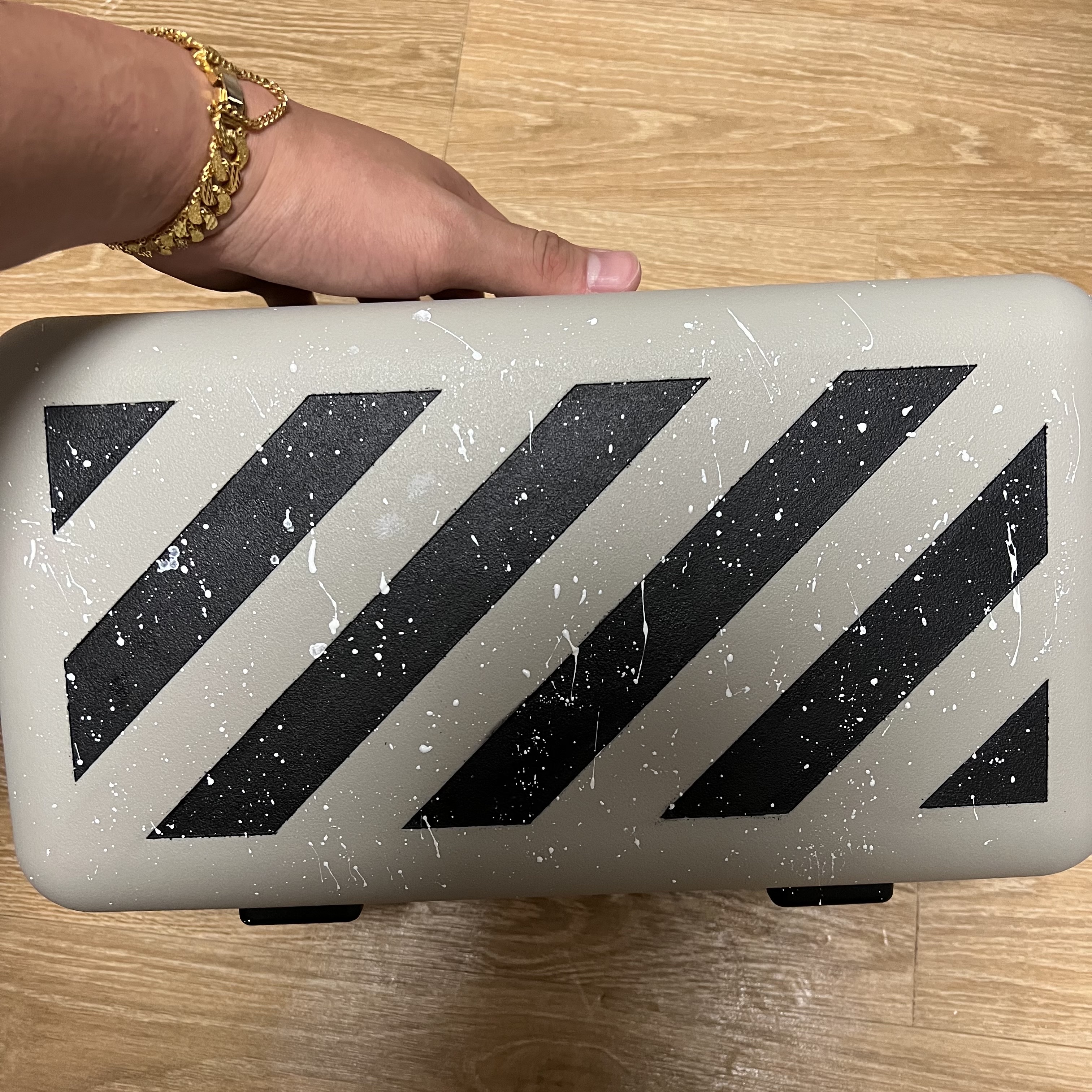 Off-White x Amore Pacific Protection Box (Without Cosmetics) 착용 스타일 - 1