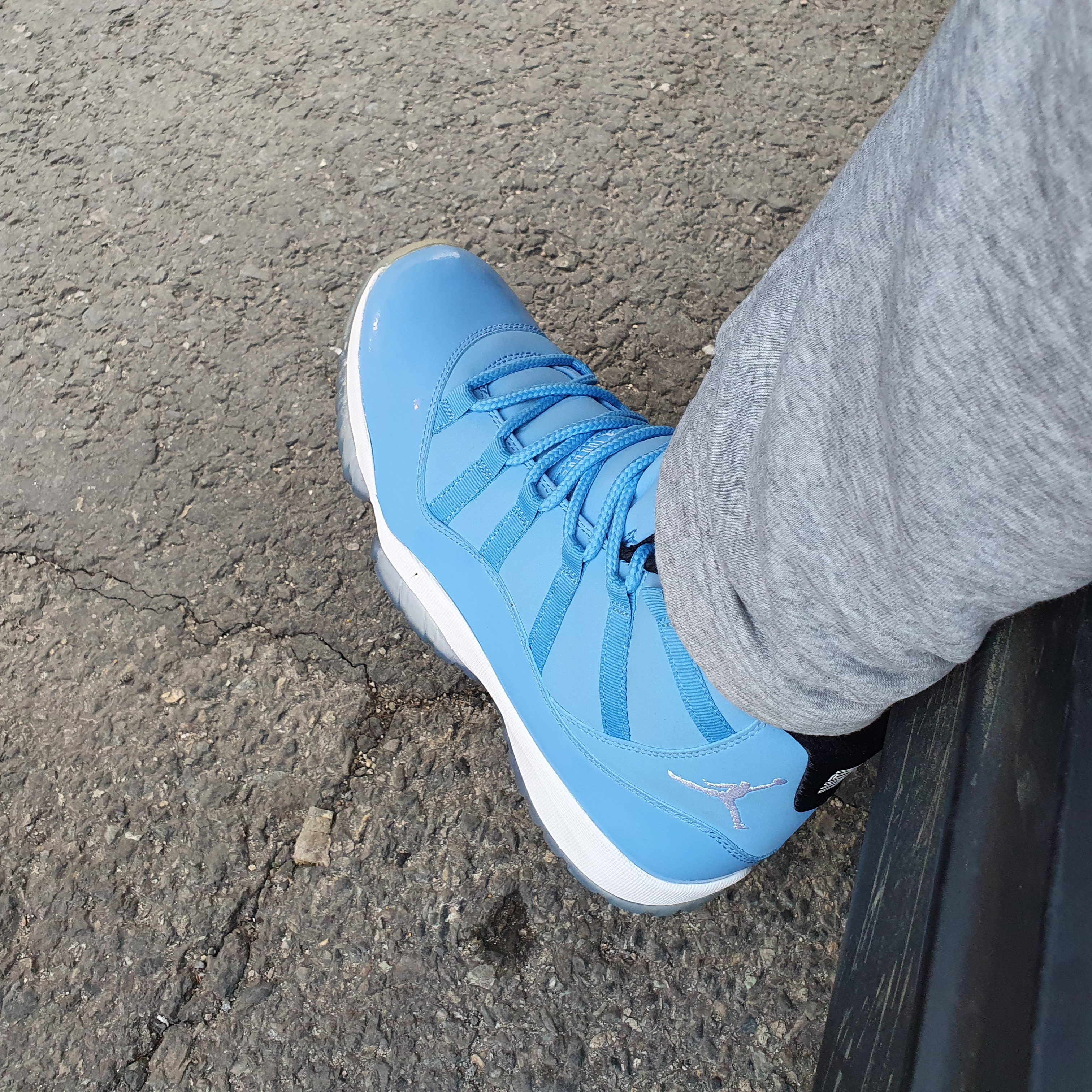 Jordan 11 Retro Pantone 착용 스타일