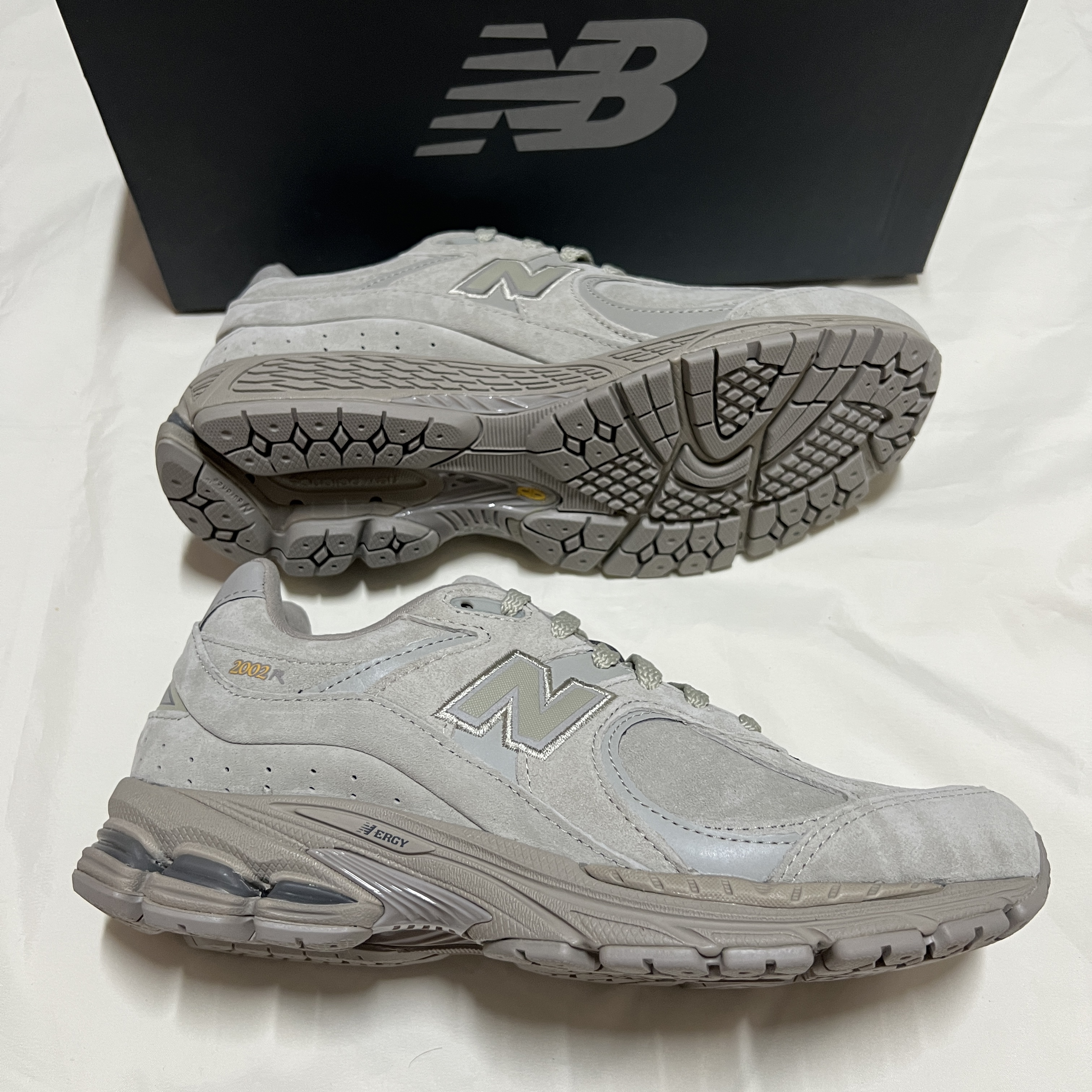 New Balance 2002R Stucco Tan 착용 스타일