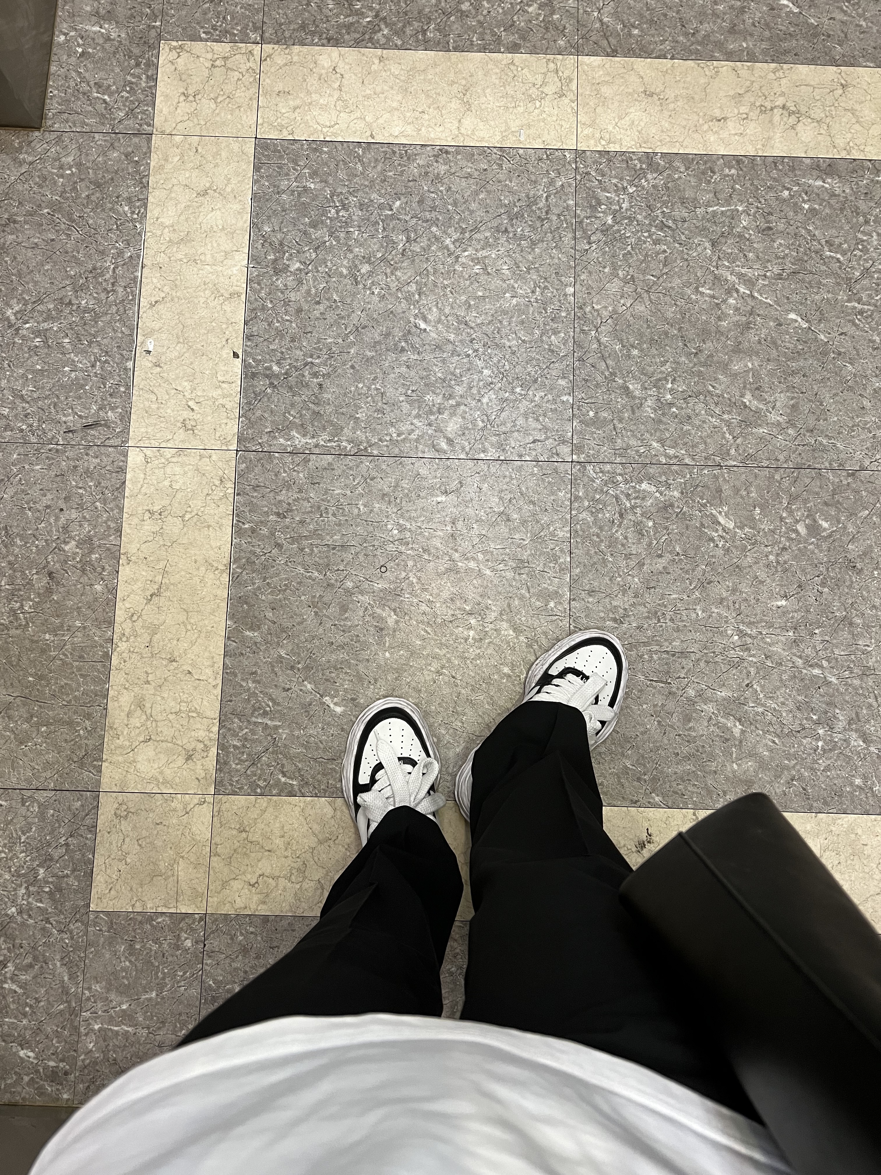 Maison Mihara Yasuhiro Wayne OG Sole Leather Low-top Sneakers Black White 착용 스타일